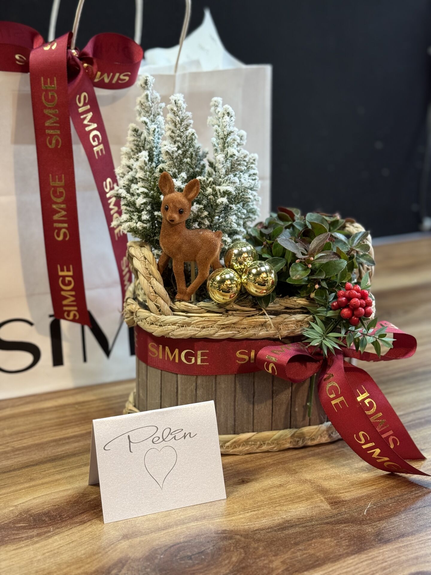 Dekoratif Yeni Yıl Süsleriyle Hazırlanmış Çam Ağacı