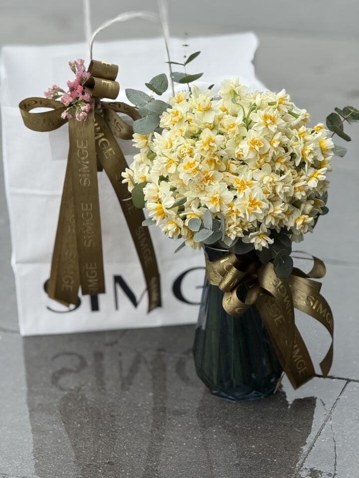 Cam Vazoda Hoş Kokulu Nergis