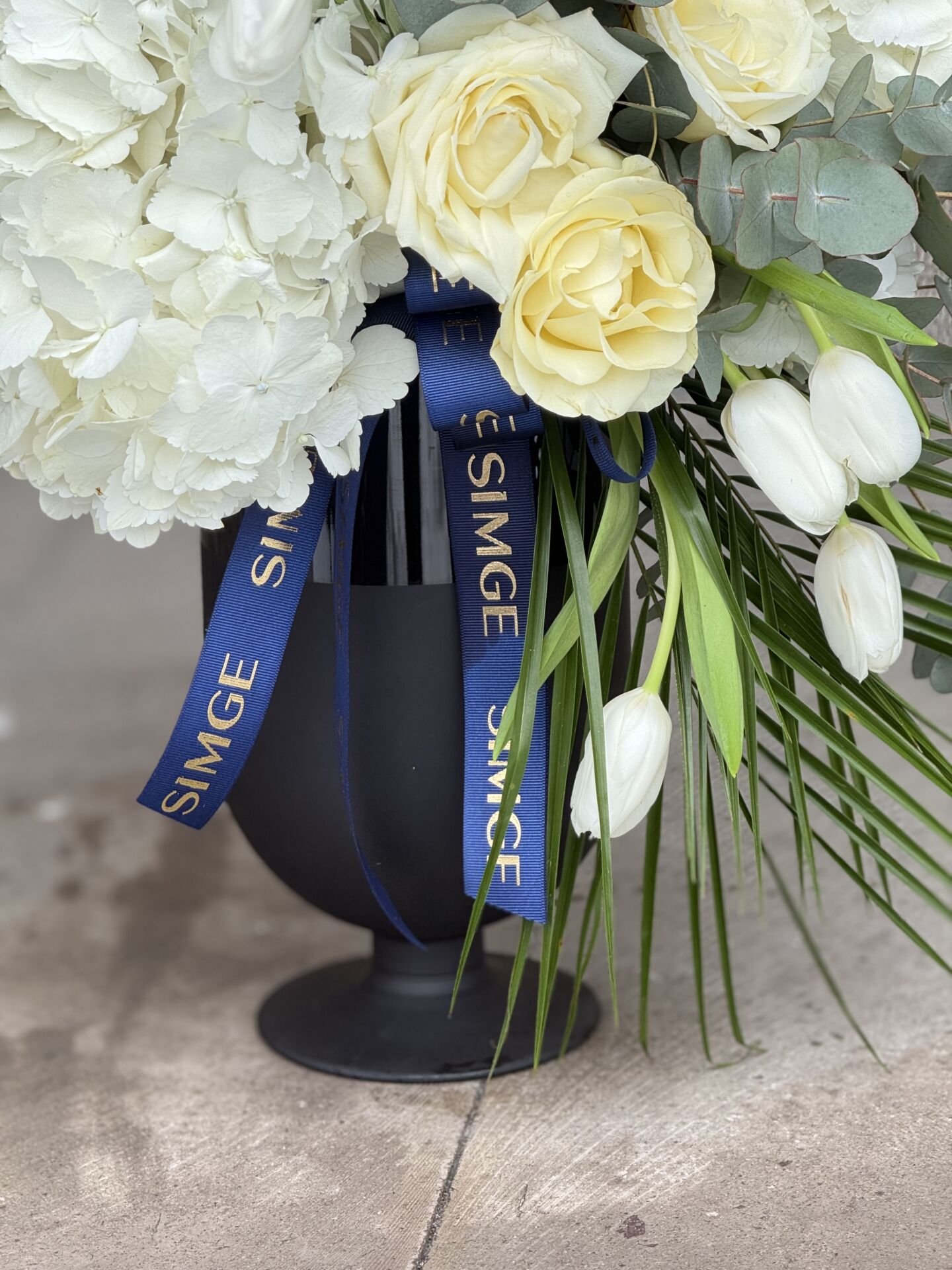 Gösterişli Cam Vazoda Mavi Orkide ve Canlı Çiçek Aranjmanı