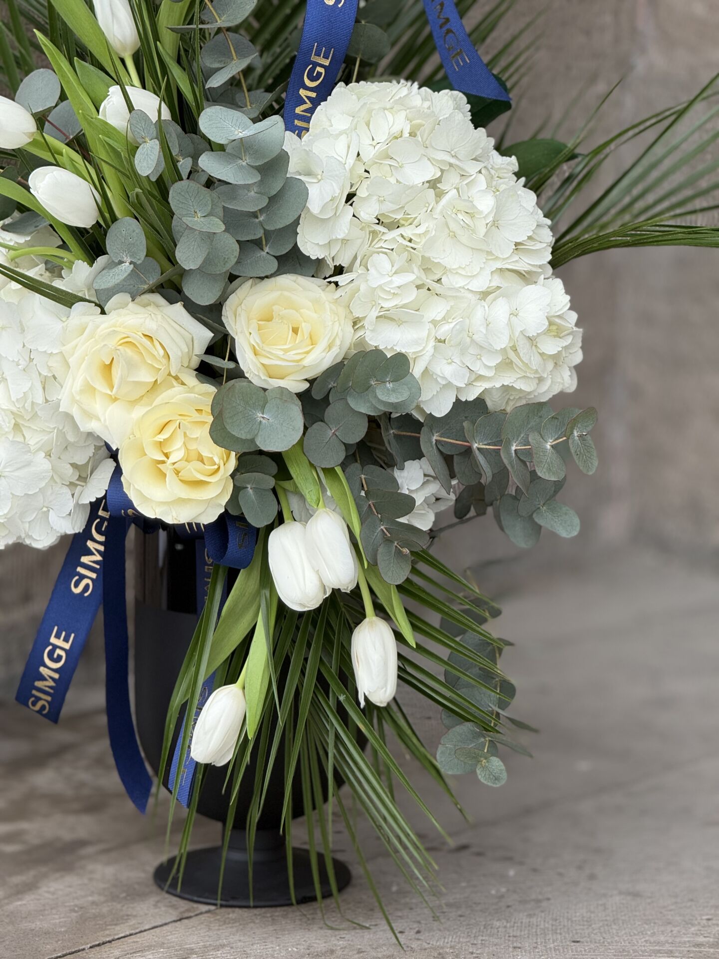 Gösterişli Cam Vazoda Mavi Orkide ve Canlı Çiçek Aranjmanı