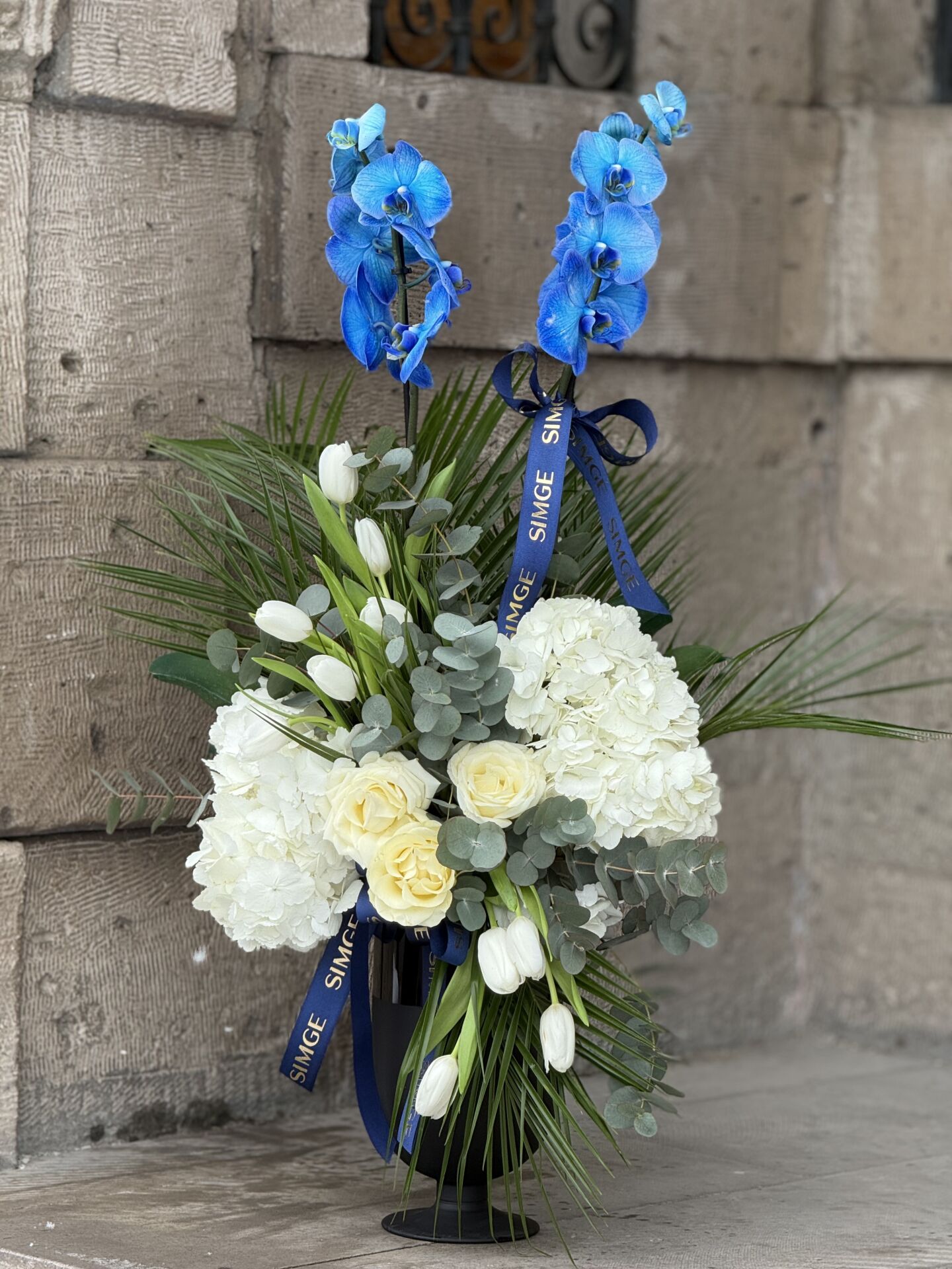 Gösterişli Cam Vazoda Mavi Orkide ve Canlı Çiçek Aranjmanı