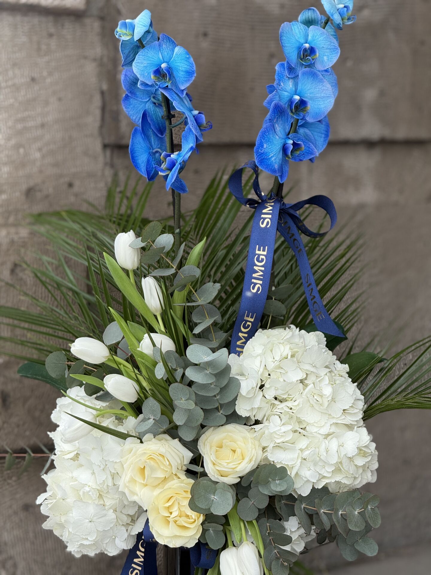 Gösterişli Cam Vazoda Mavi Orkide ve Canlı Çiçek Aranjmanı