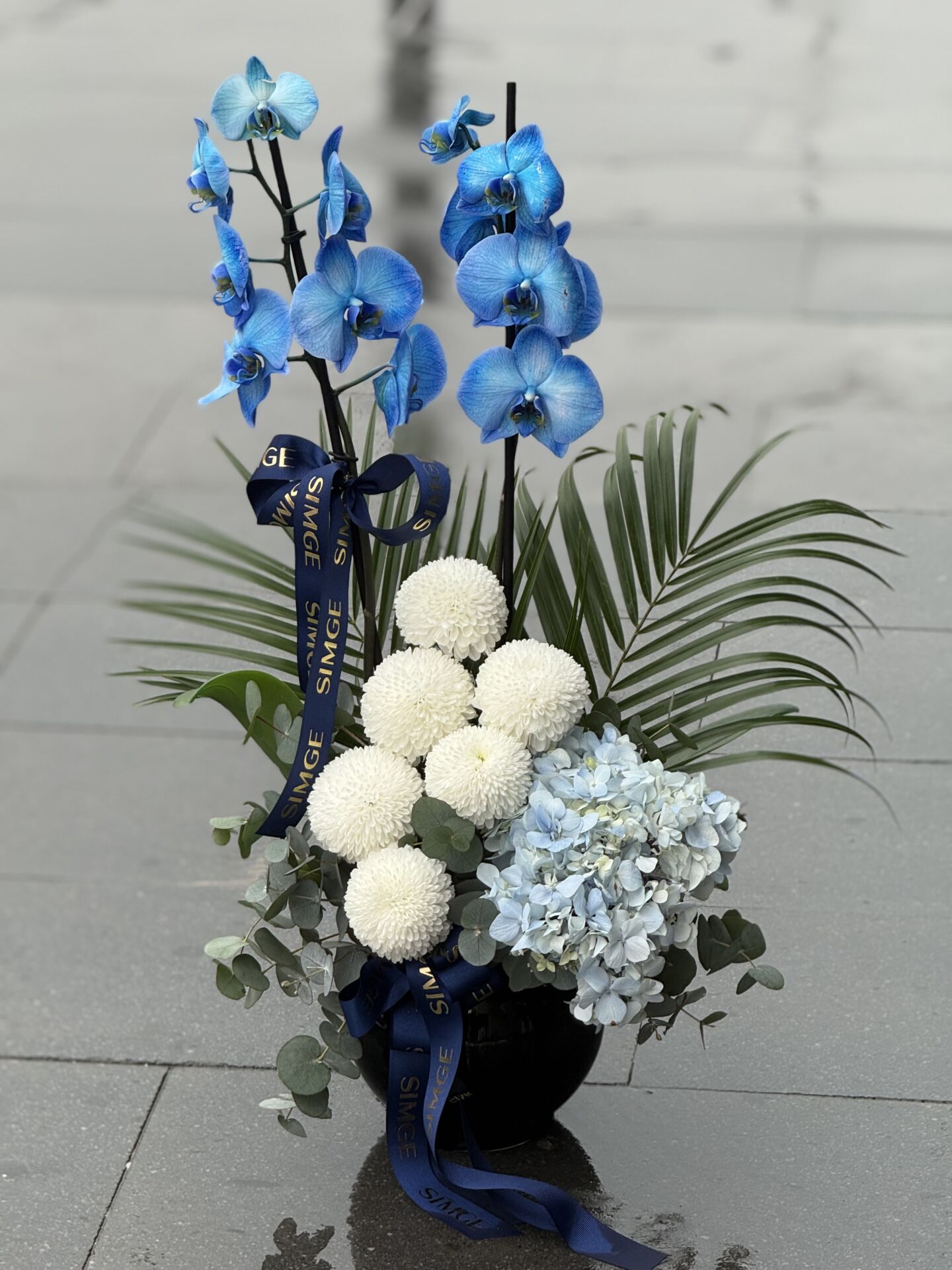 Dekoratif Cam Vazoda Mavi Orkide ve Canlı Çiçek Tasarımı