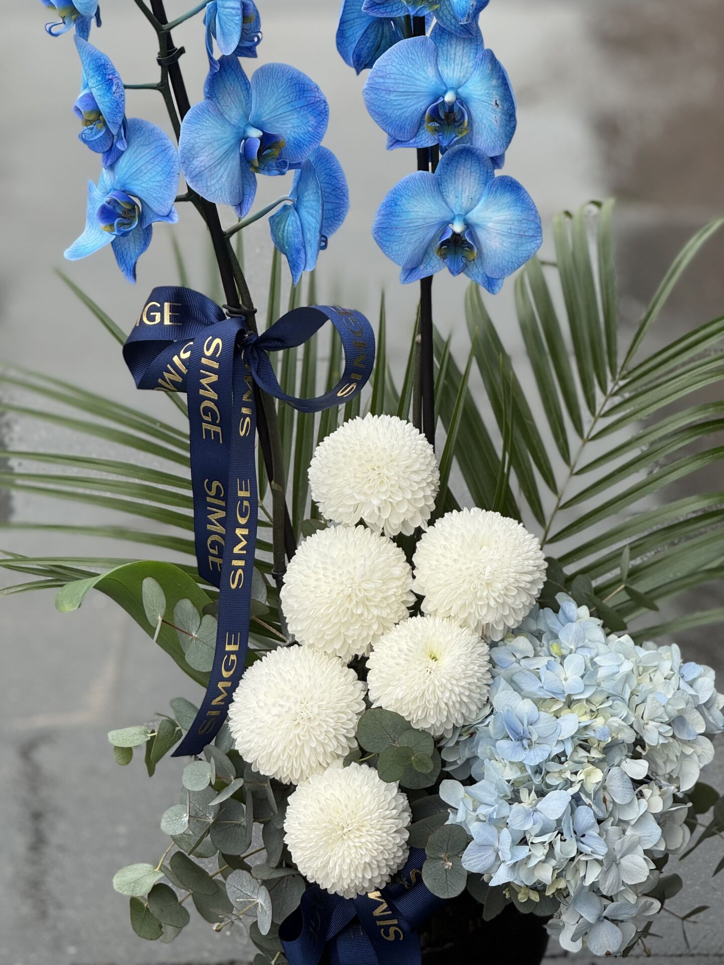 Dekoratif Cam Vazoda Mavi Orkide ve Canlı Çiçek Tasarımı