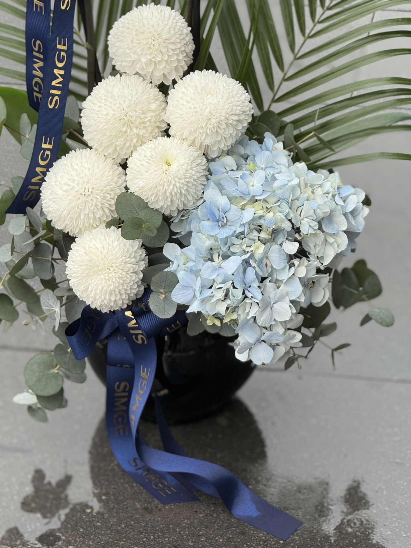 Dekoratif Cam Vazoda Mavi Orkide ve Canlı Çiçek Tasarımı