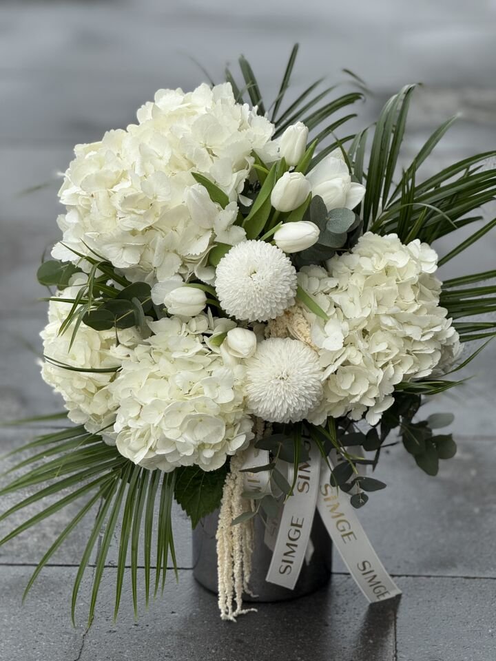 Vazoda Ortanca Ve Lale Aranjmanı