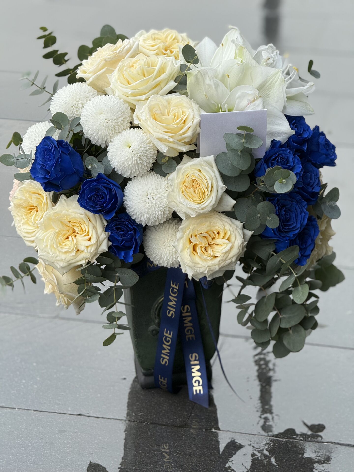 Seramik Vazoda Mavi Gül Ve Beyaz Çiçek Aranjmanı