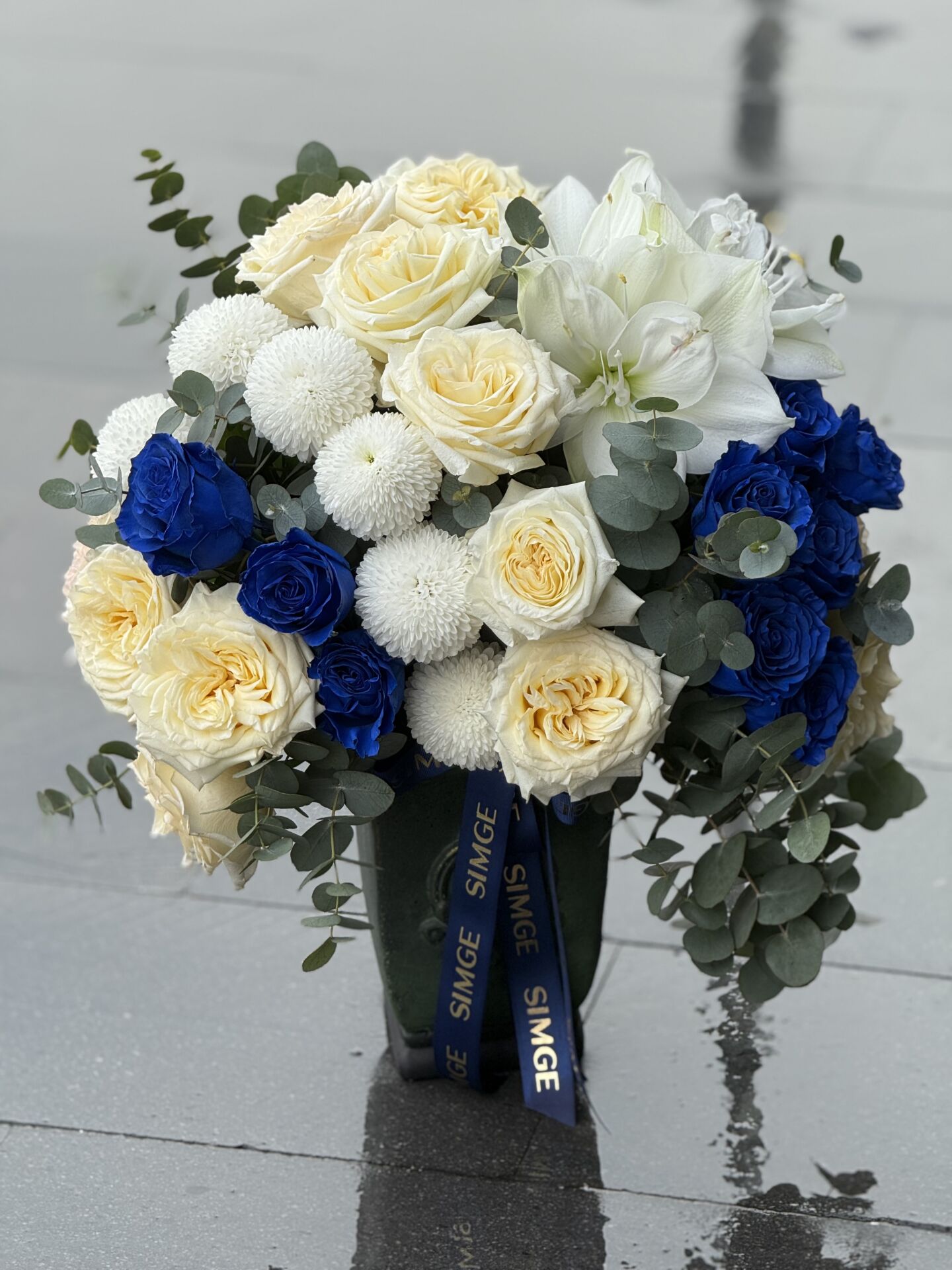 Seramik Vazoda Mavi Gül Ve Beyaz Çiçek Aranjmanı