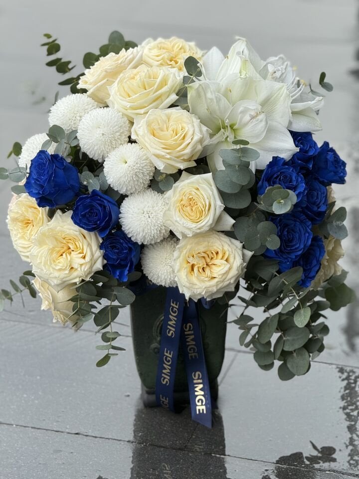 Seramik Vazoda Mavi Gül Ve Beyaz Çiçek Aranjmanı