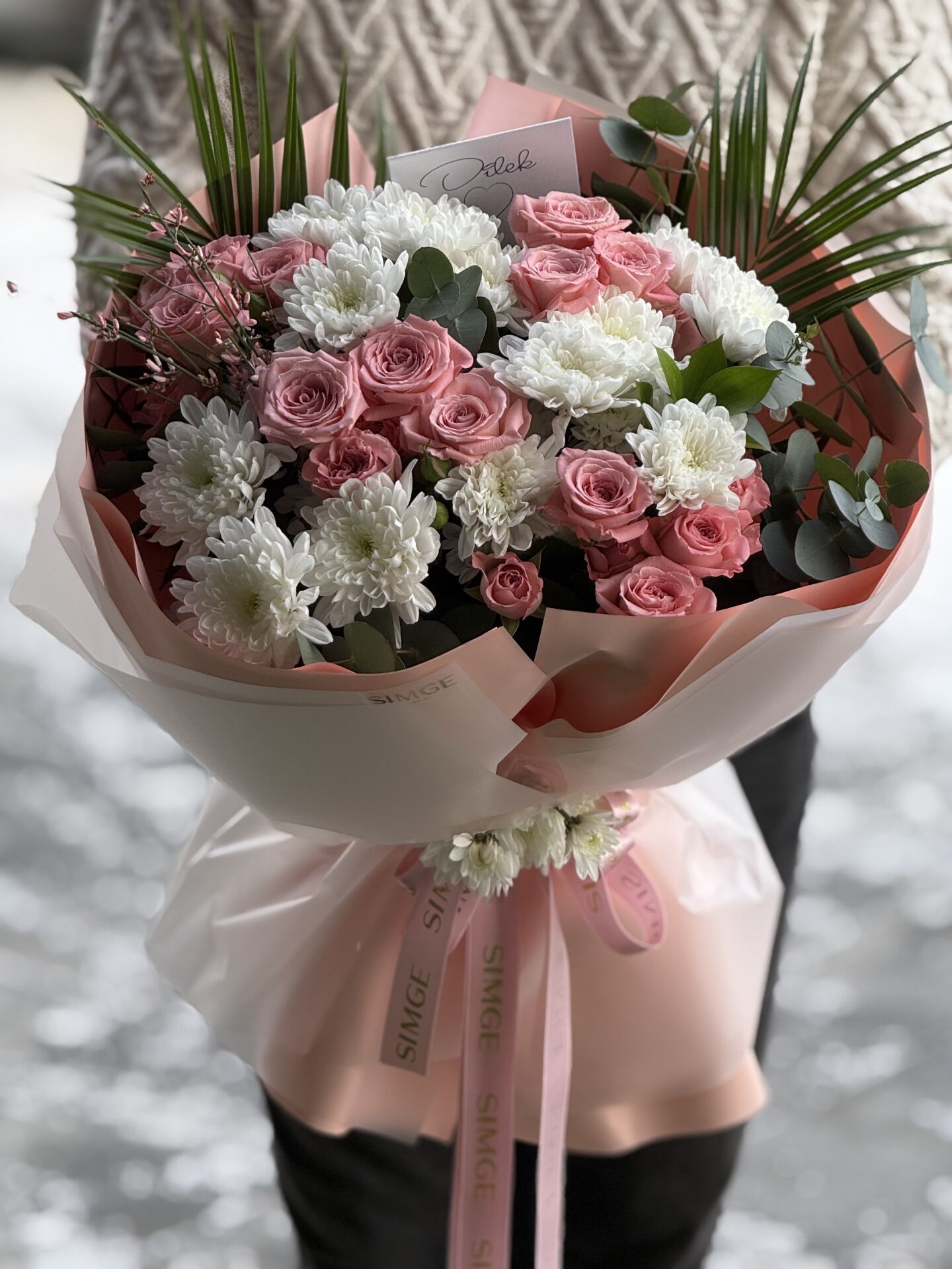 Silvia Pembe Çardak Gül Ve Krizantem Buketi