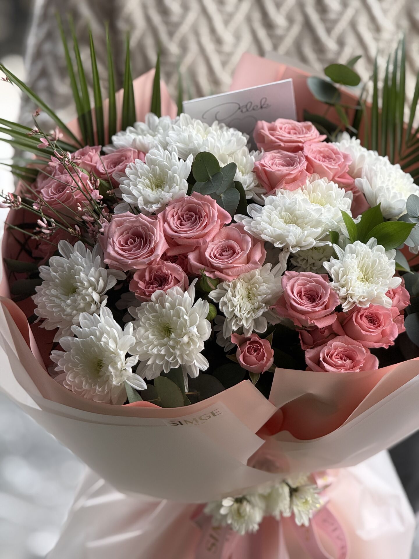 Silvia Pembe Çardak Gül Ve Krizantem Buketi