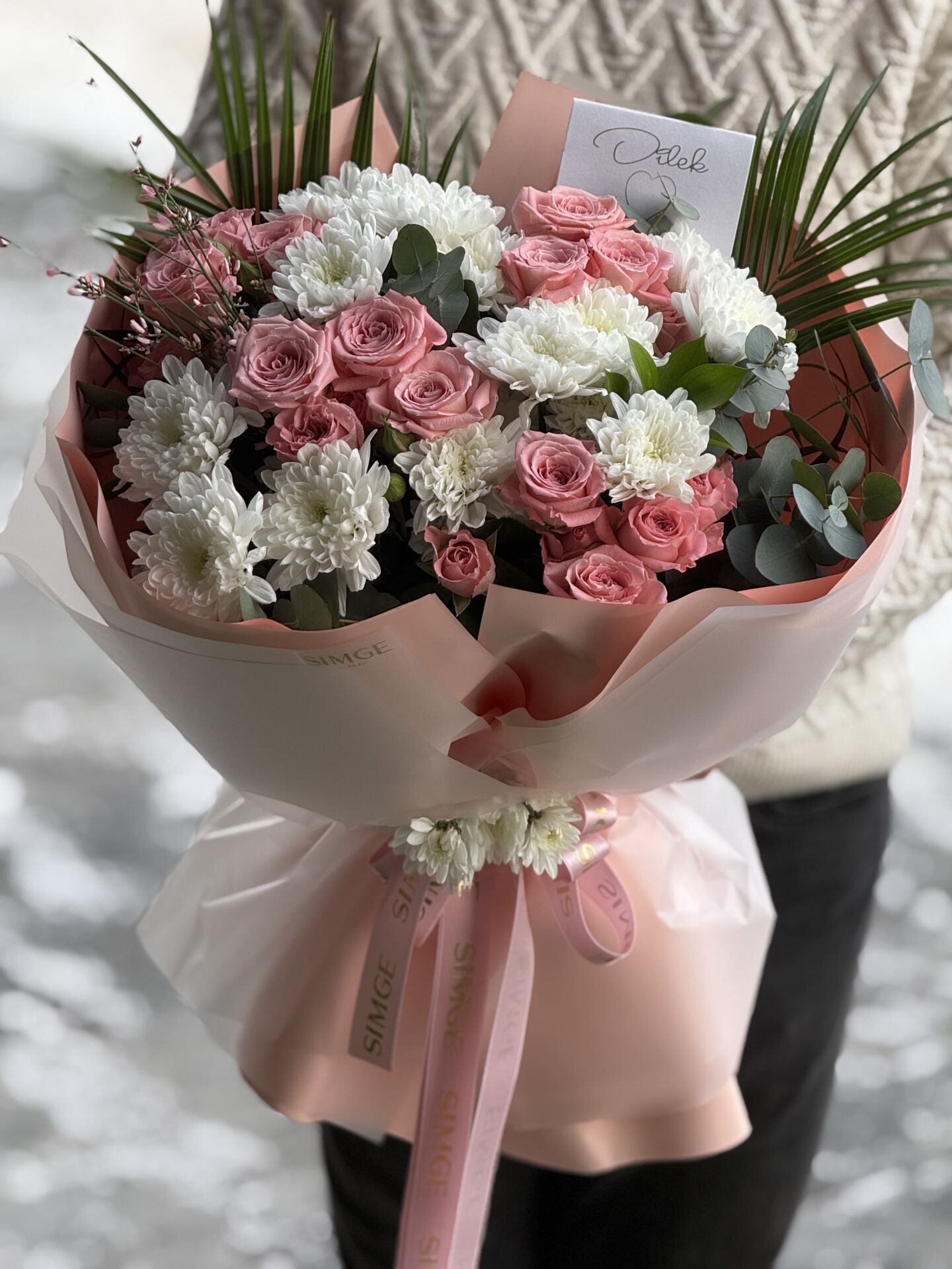 Silvia Pembe Çardak Gül Ve Krizantem Buketi