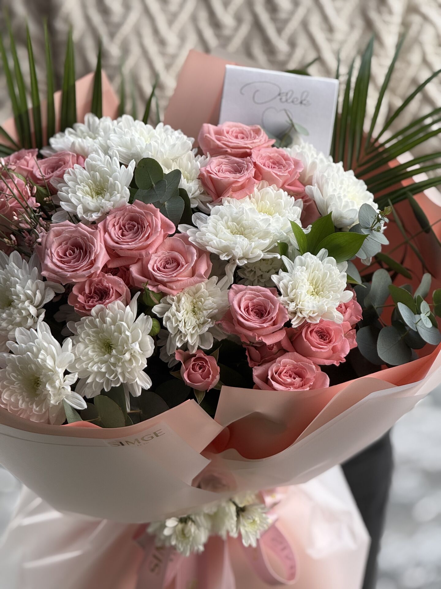 Silvia Pembe Çardak Gül Ve Krizantem Buketi