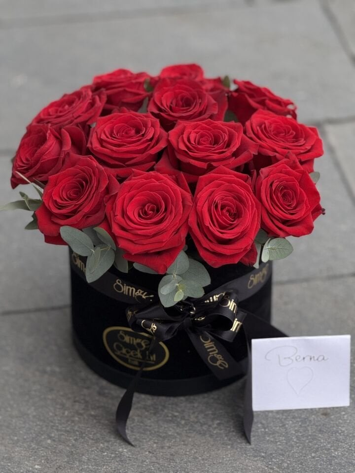 Kadife Kutuda Kırmızı Gül Aranjmanı