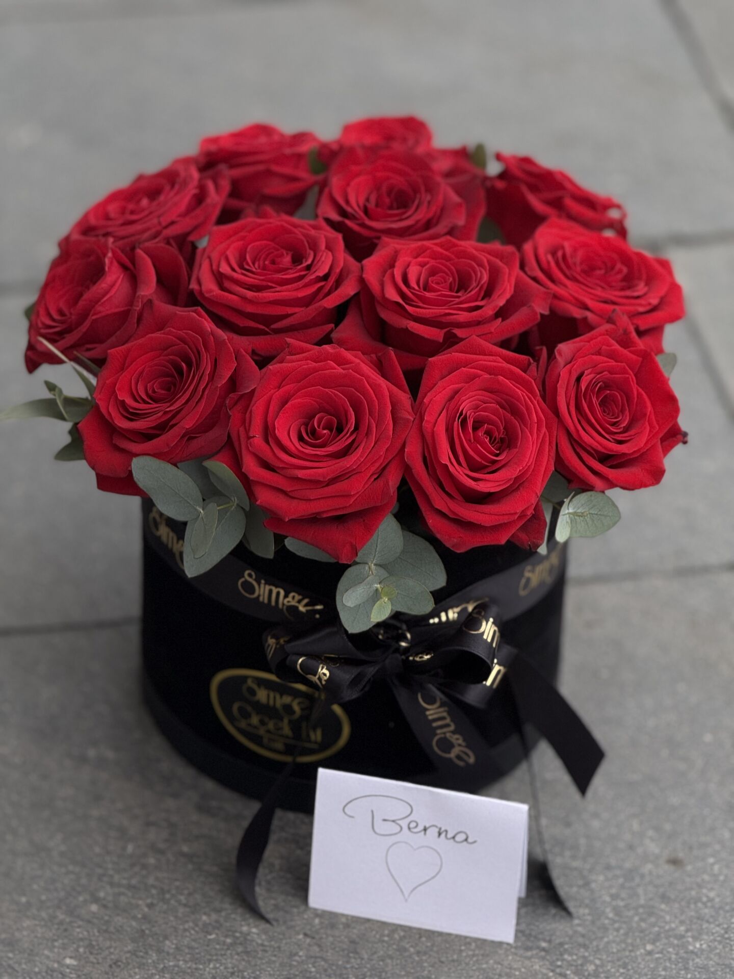 Kadife Kutuda Kırmızı Gül Aranjmanı