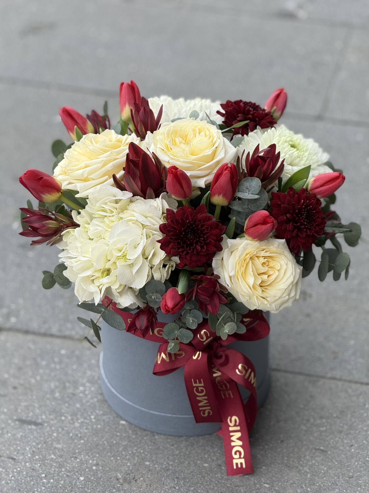 Kutuda Kırmızı Lale Ve Bordo Beyaz Çiçek Aranjmanı