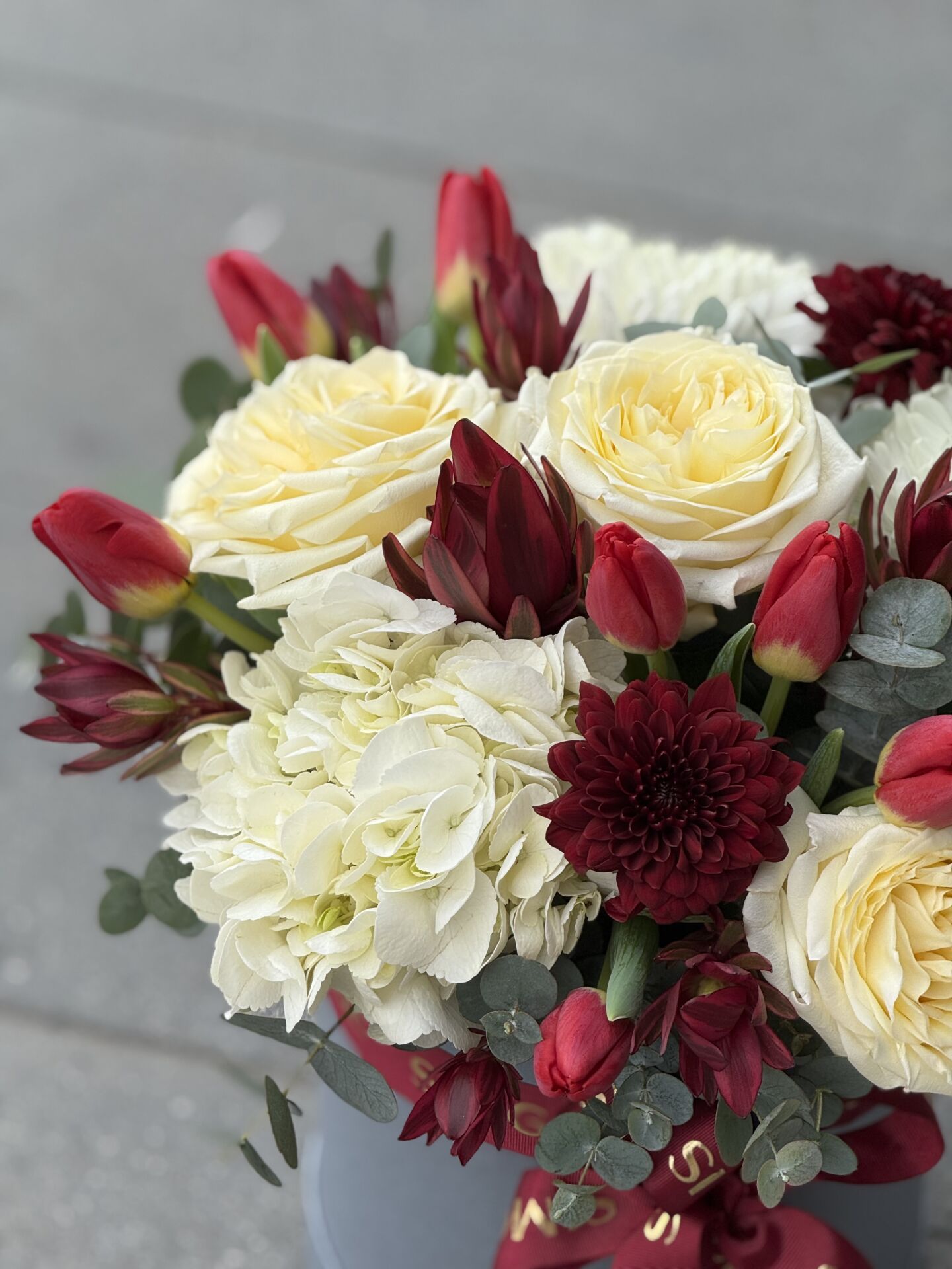 Kutuda Kırmızı Lale Ve Bordo Beyaz Çiçek Aranjmanı