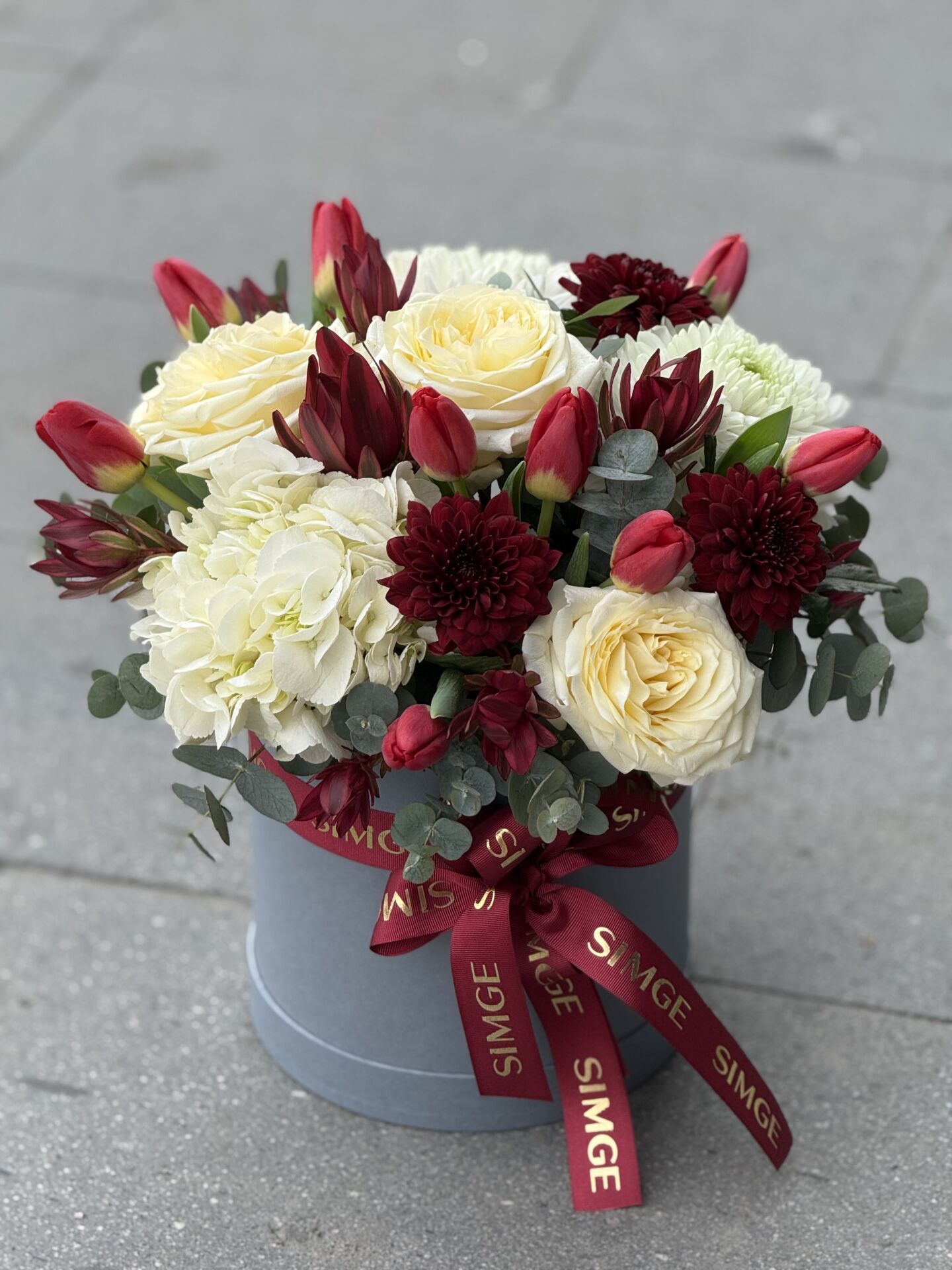 Kutuda Kırmızı Lale Ve Bordo Beyaz Çiçek Aranjmanı