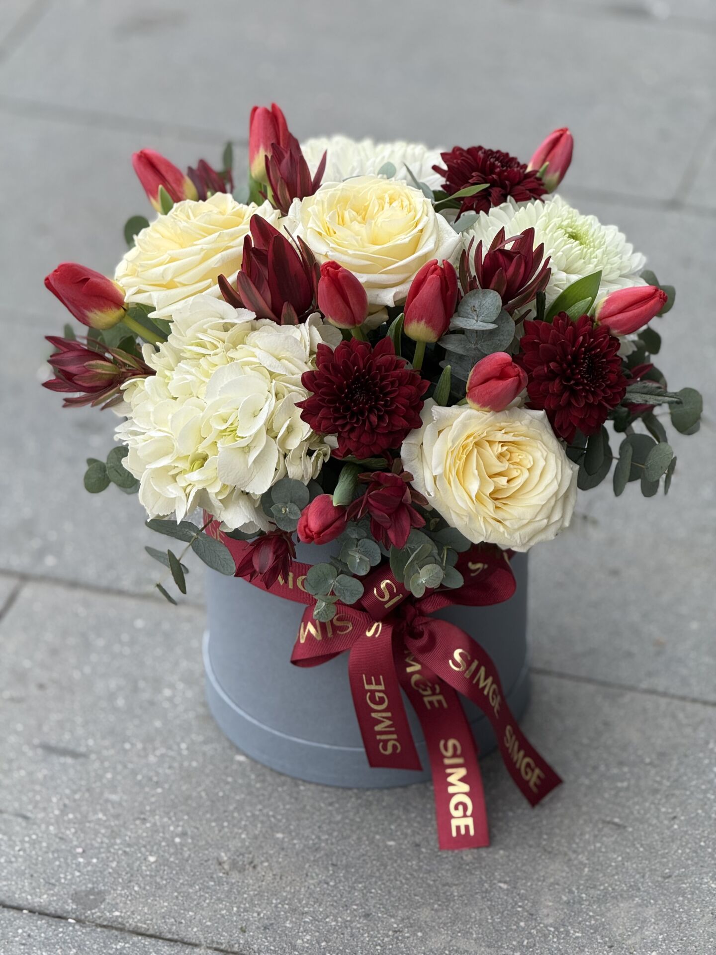 Kutuda Kırmızı Lale Ve Bordo Beyaz Çiçek Aranjmanı