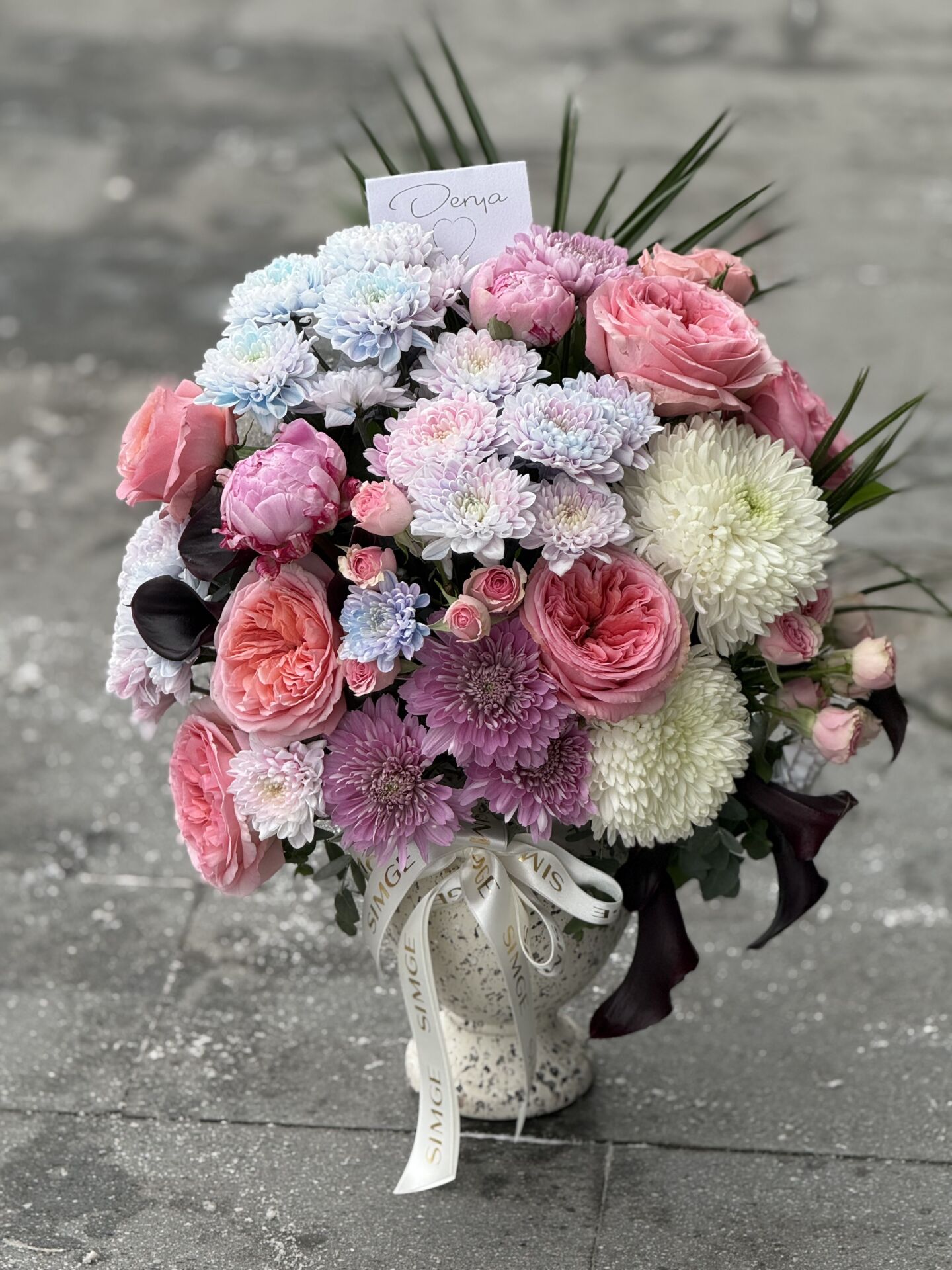 Seramik Vazoda Şakayık ve Pembe Gül Aranjmanı