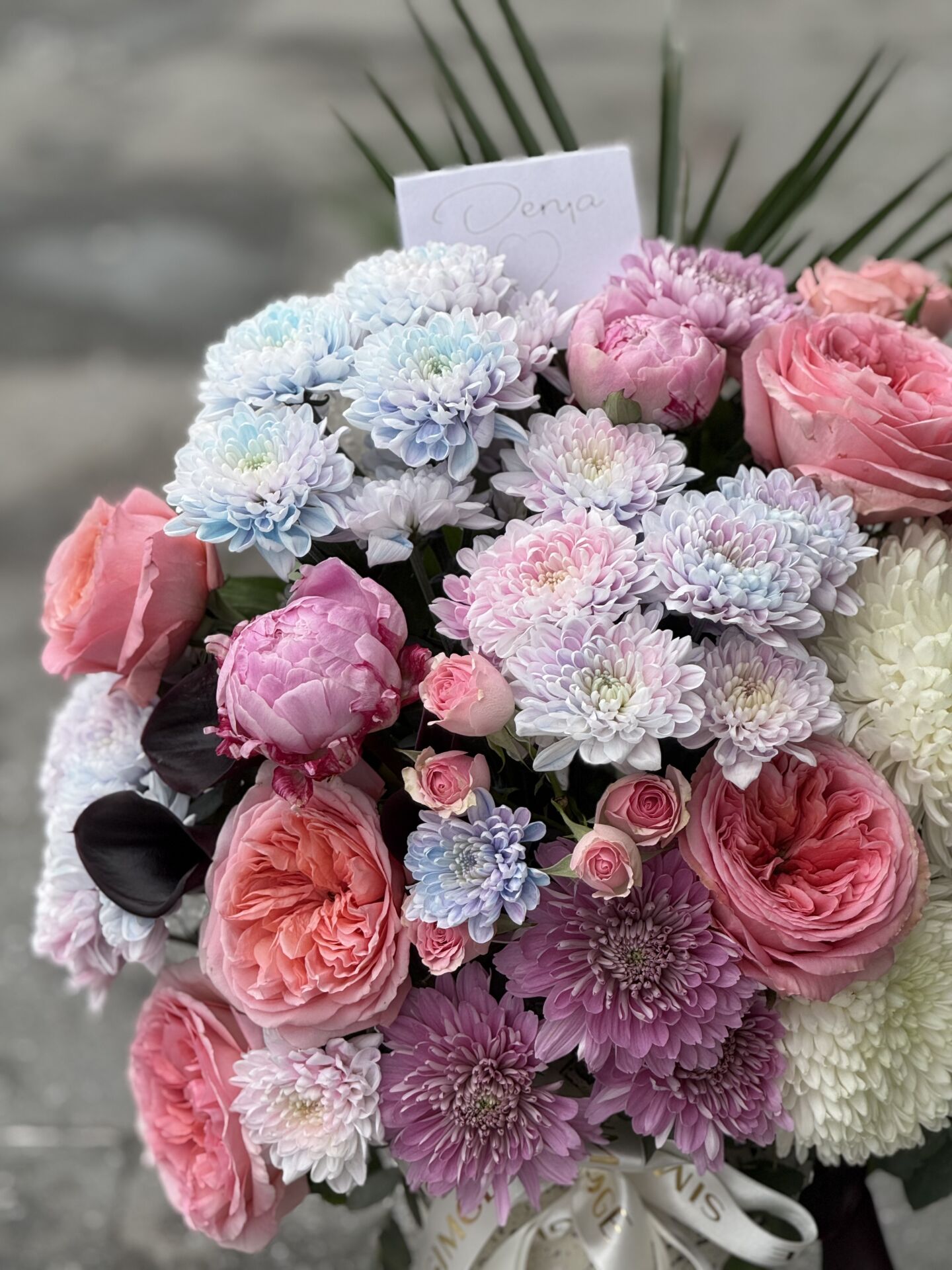 Seramik Vazoda Şakayık ve Pembe Gül Aranjmanı