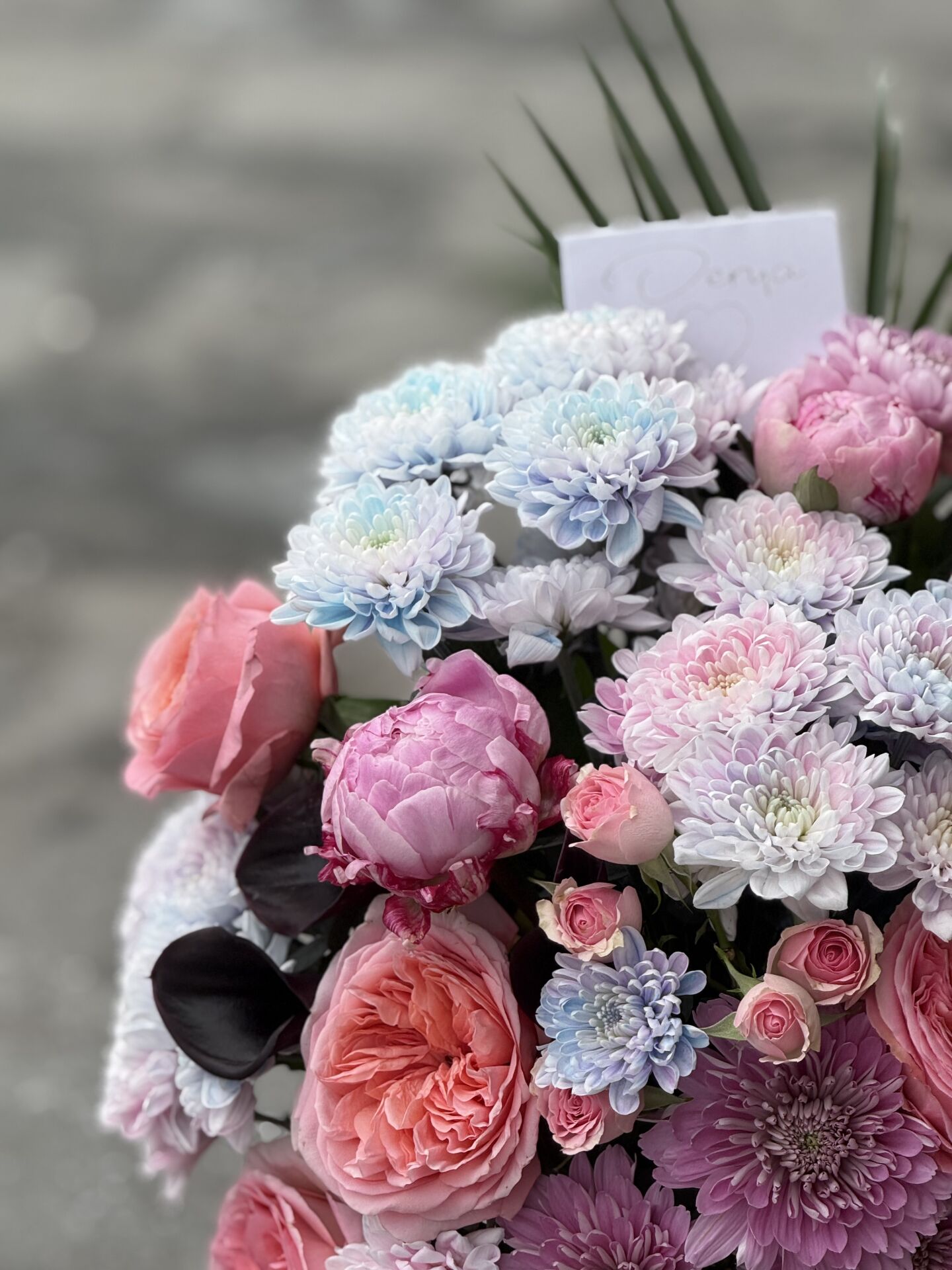 Seramik Vazoda Şakayık ve Pembe Gül Aranjmanı