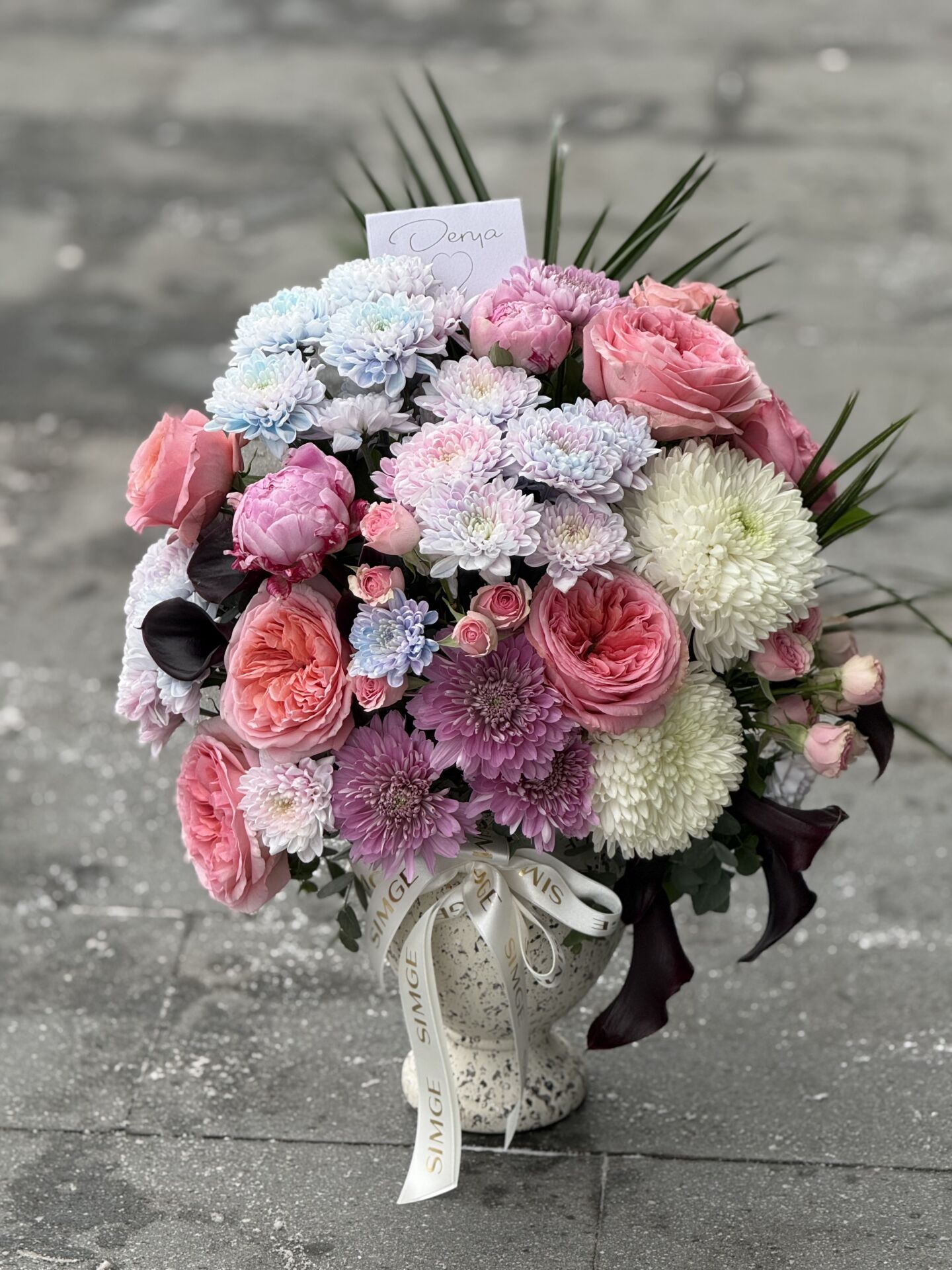 Seramik Vazoda Şakayık ve Pembe Gül Aranjmanı