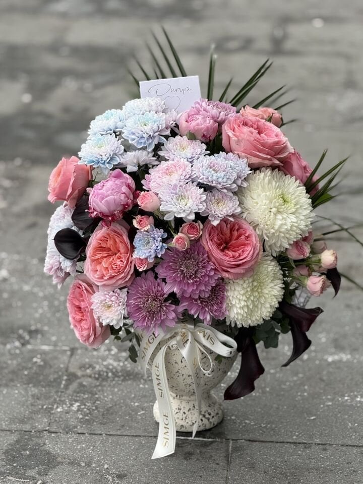 Seramik Vazoda Şakayık ve Pembe Gül Aranjmanı