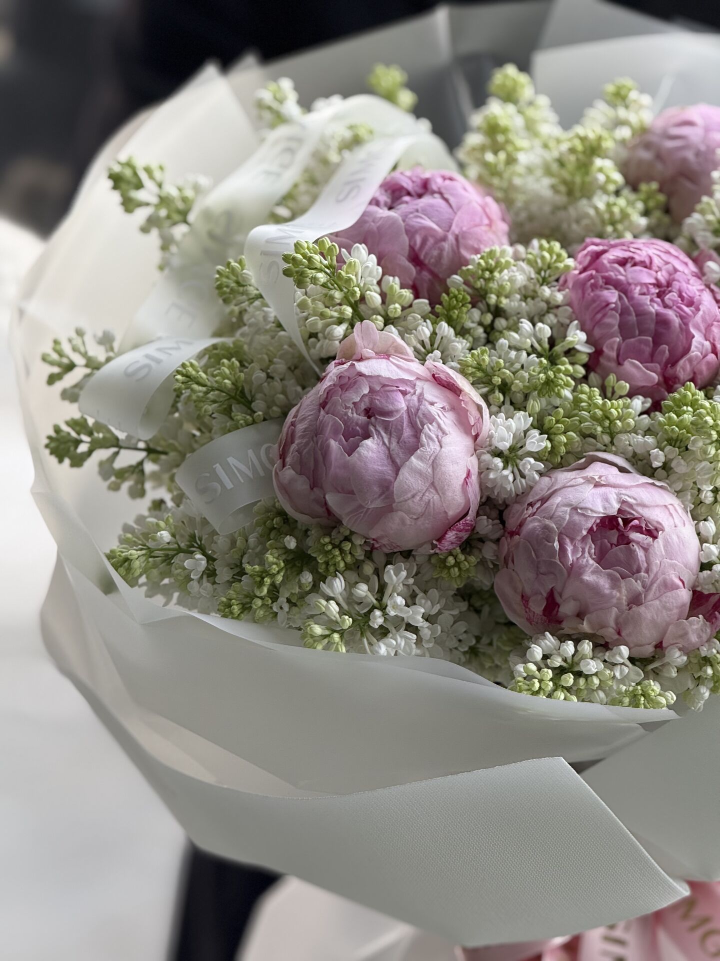 Aura Beyaz Leylak Ve Pembe Şakayık Çiçek Buketi