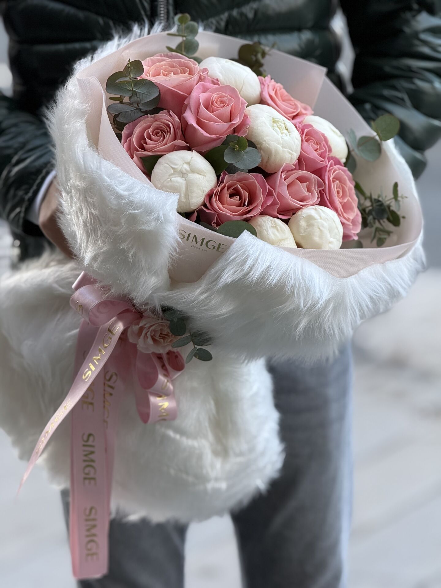 Aura Beyaz Şakayık ve Pembe Güller