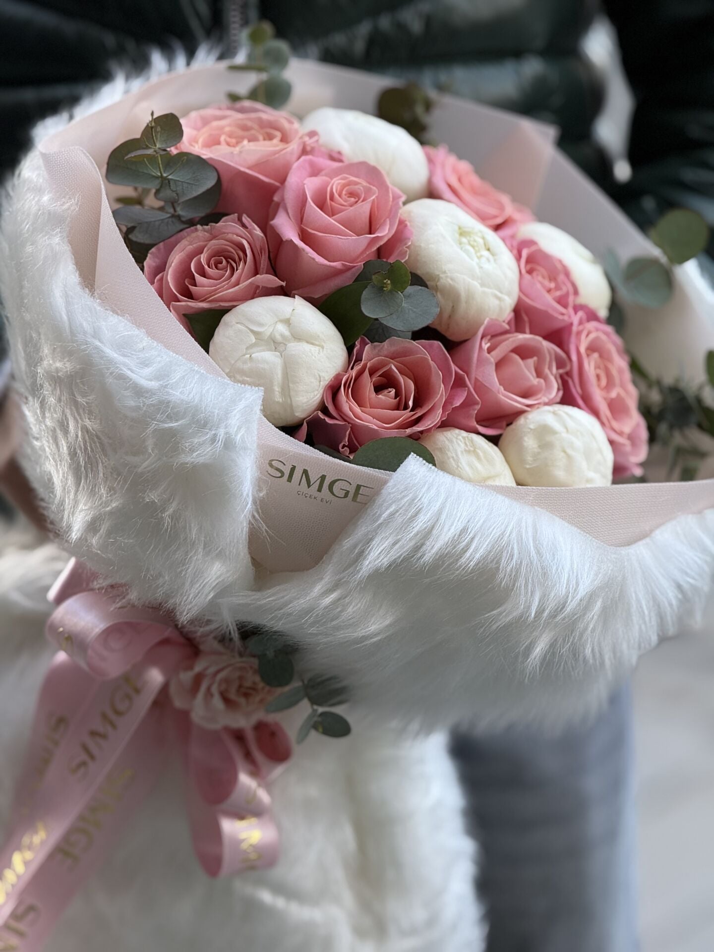 Aura Beyaz Şakayık ve Pembe Güller