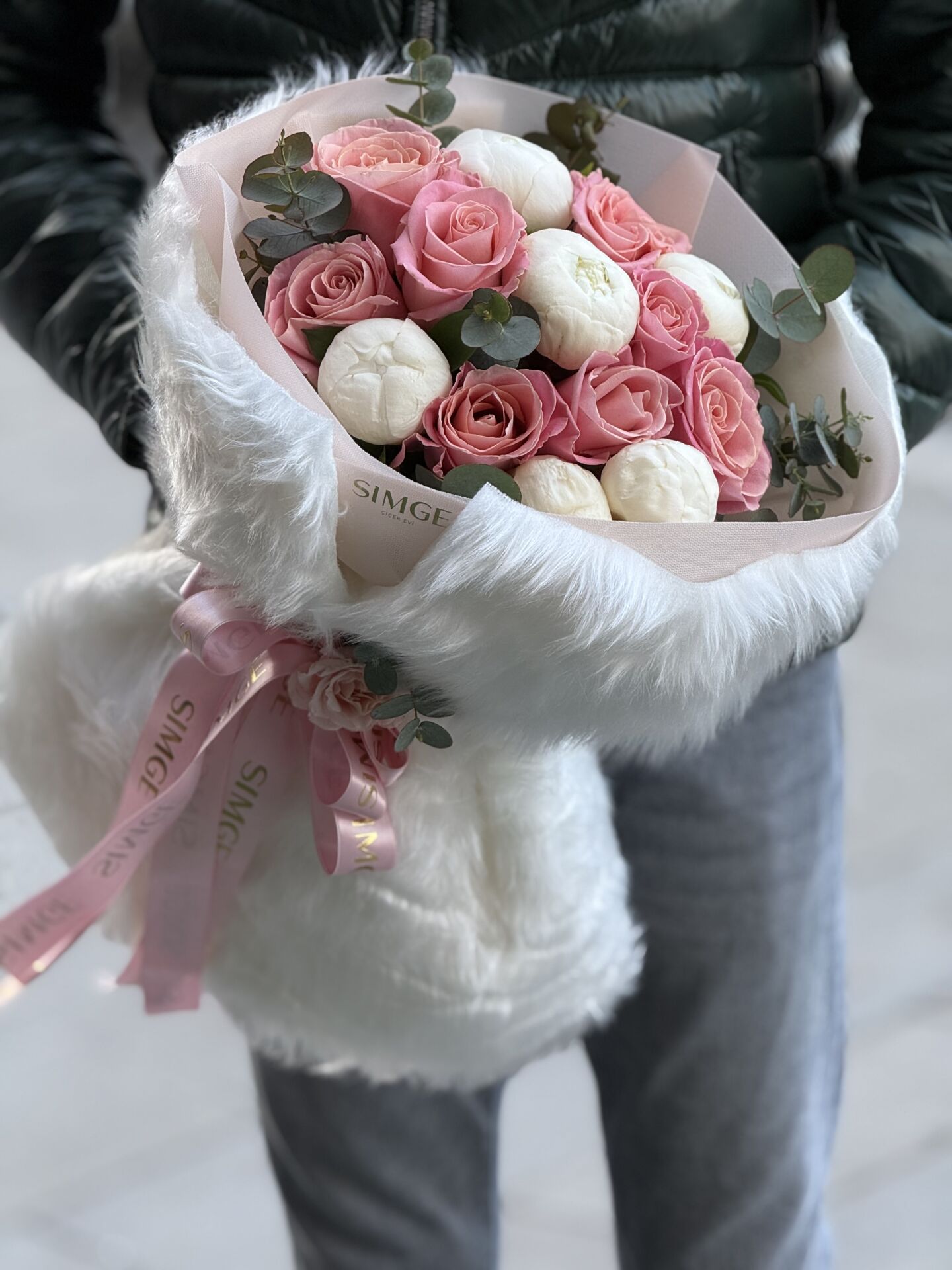 Aura Beyaz Şakayık ve Pembe Güller