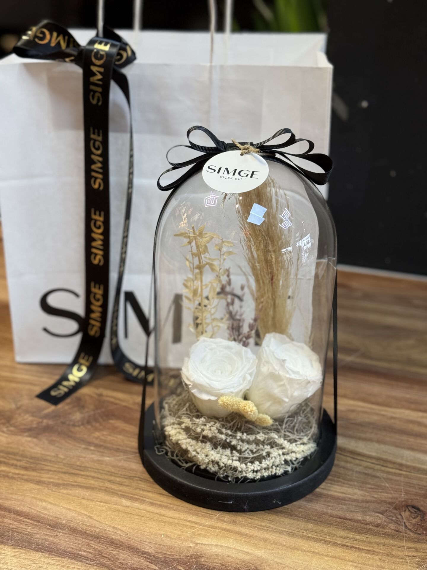 Cam Fanusta Beyaz Solmayan Gül Aranjmanı