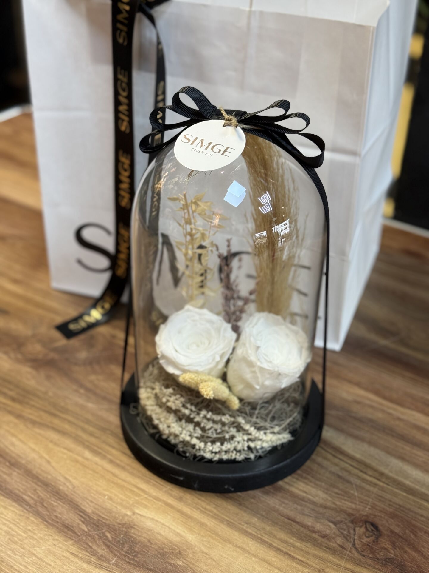 Cam Fanusta Beyaz Solmayan Gül Aranjmanı