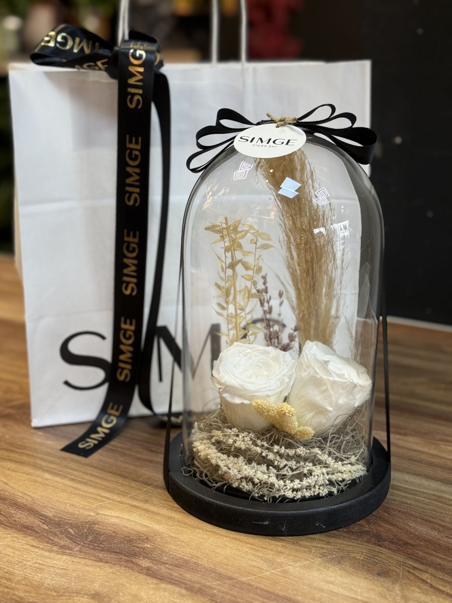 Cam Fanusta Beyaz Solmayan Gül Aranjmanı