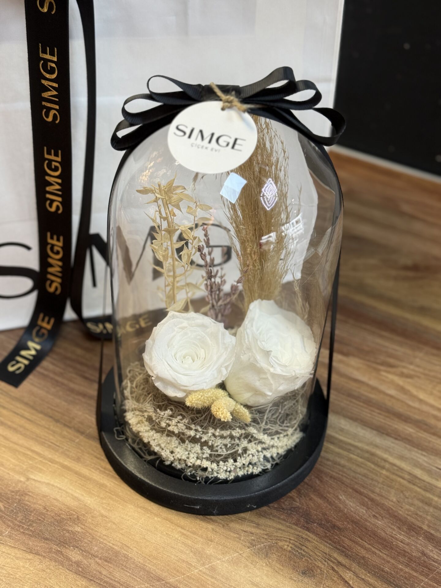 Cam Fanusta Beyaz Solmayan Gül Aranjmanı