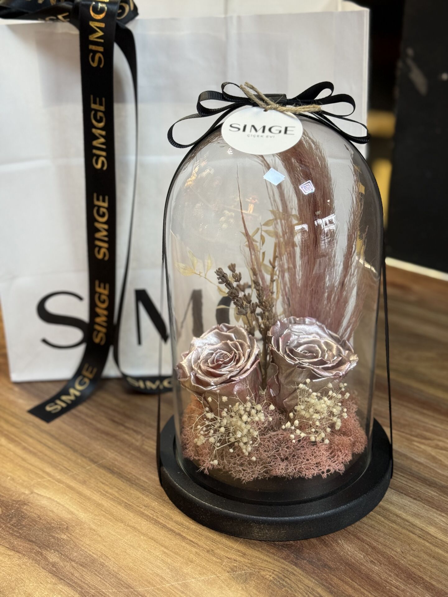 Cam Fanusta Pembe Solmayan Gül Aranjmanı