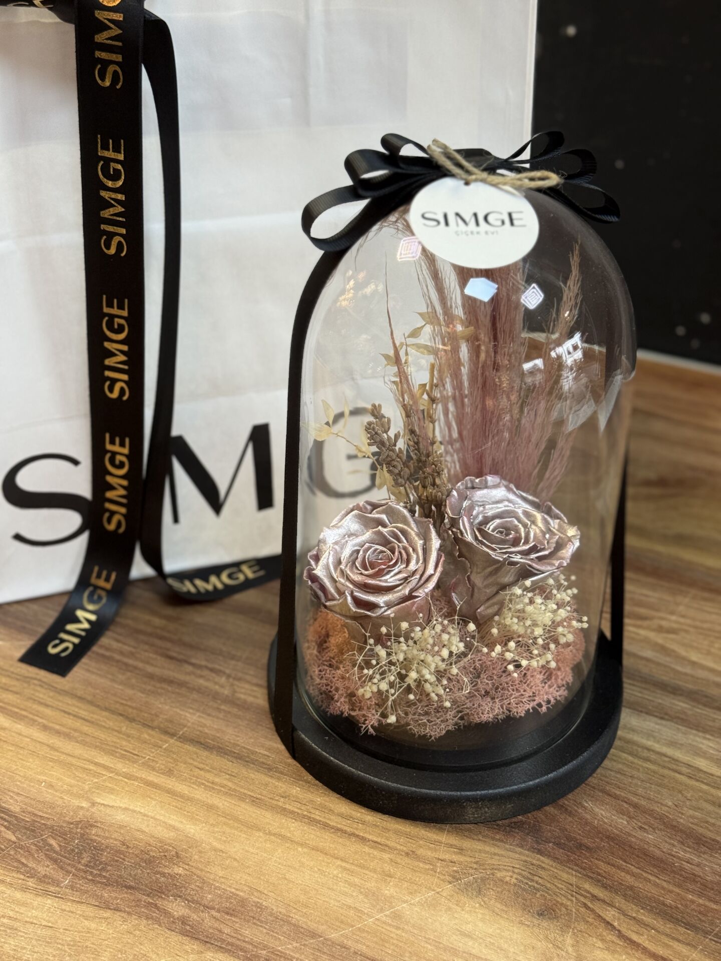 Cam Fanusta Pembe Solmayan Gül Aranjmanı