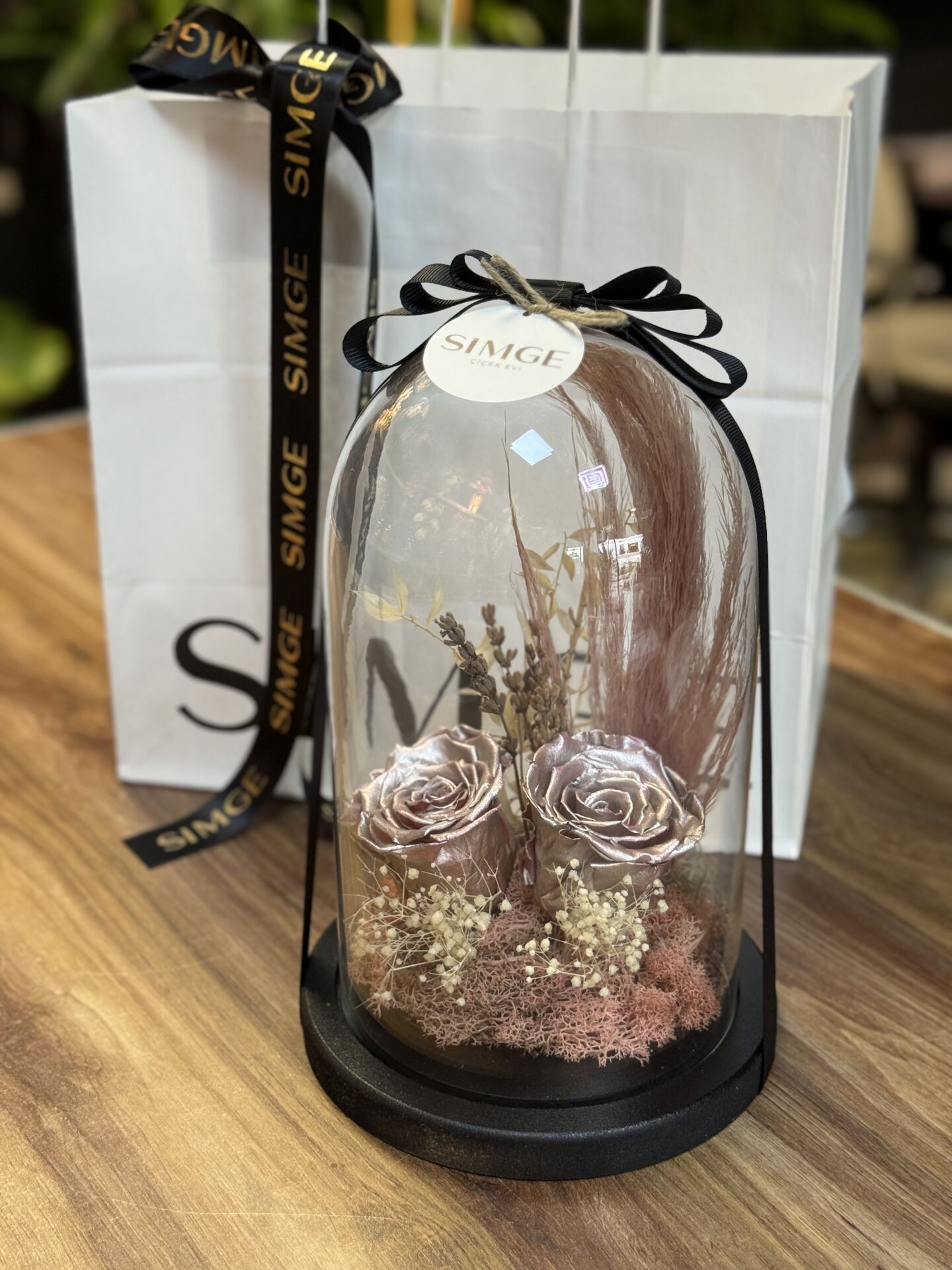 Cam Fanusta Pembe Solmayan Gül Aranjmanı