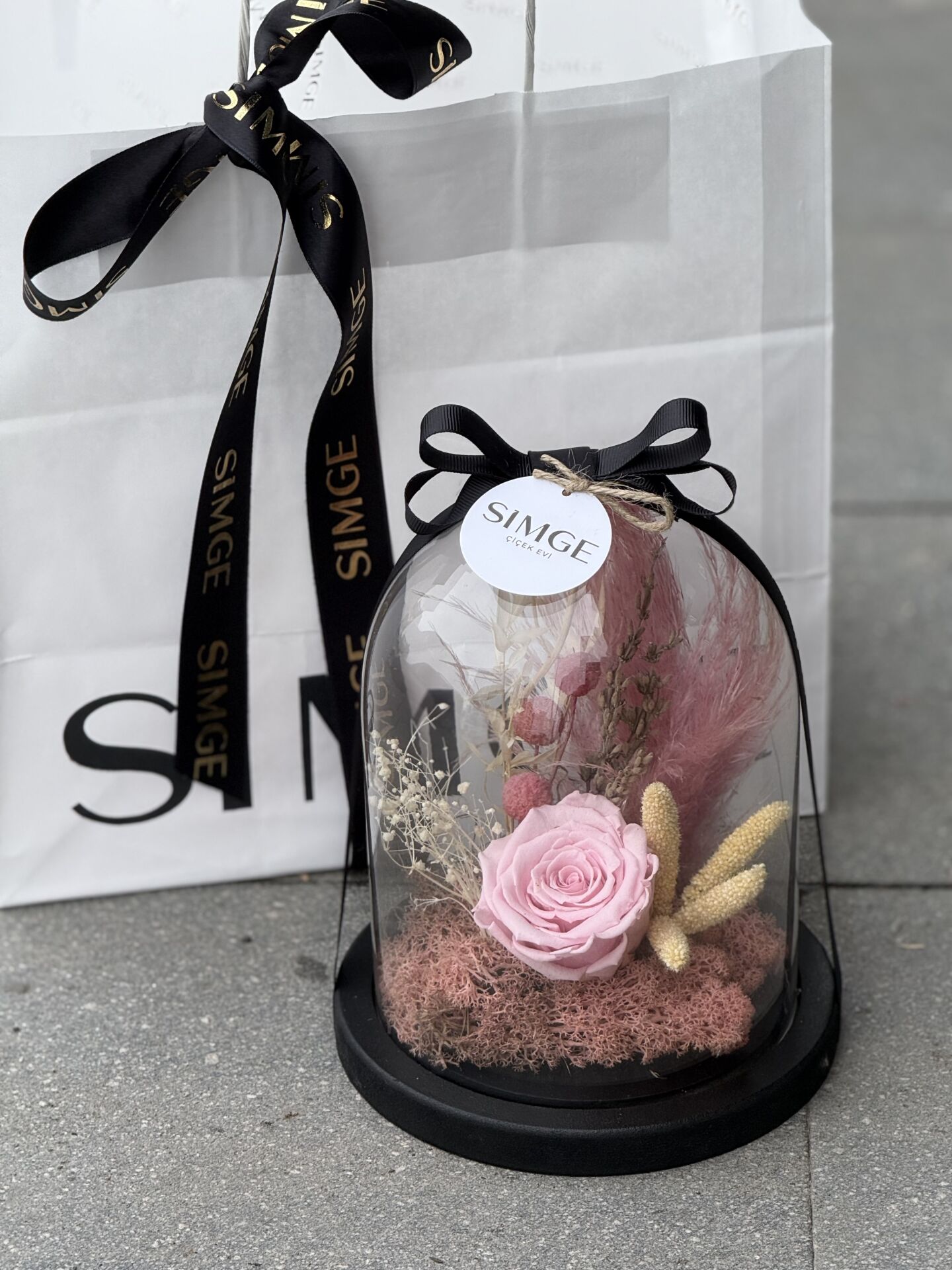 Cam Fanusta Tekli Pembe Solmayan Gül Aranjmanı