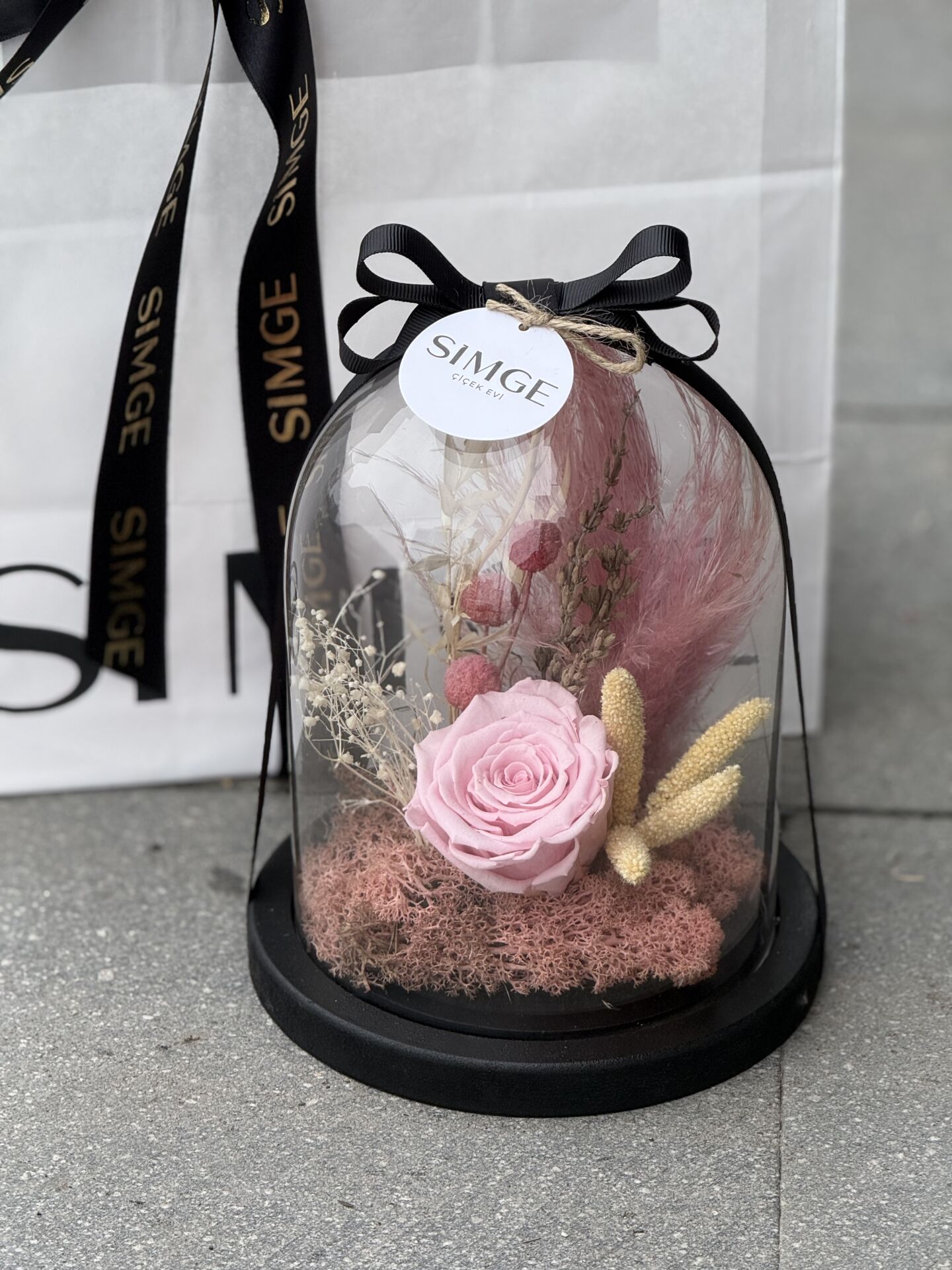 Cam Fanusta Tekli Pembe Solmayan Gül Aranjmanı