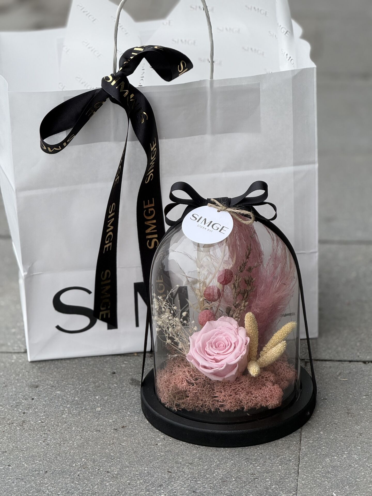 Cam Fanusta Tekli Pembe Solmayan Gül Aranjmanı