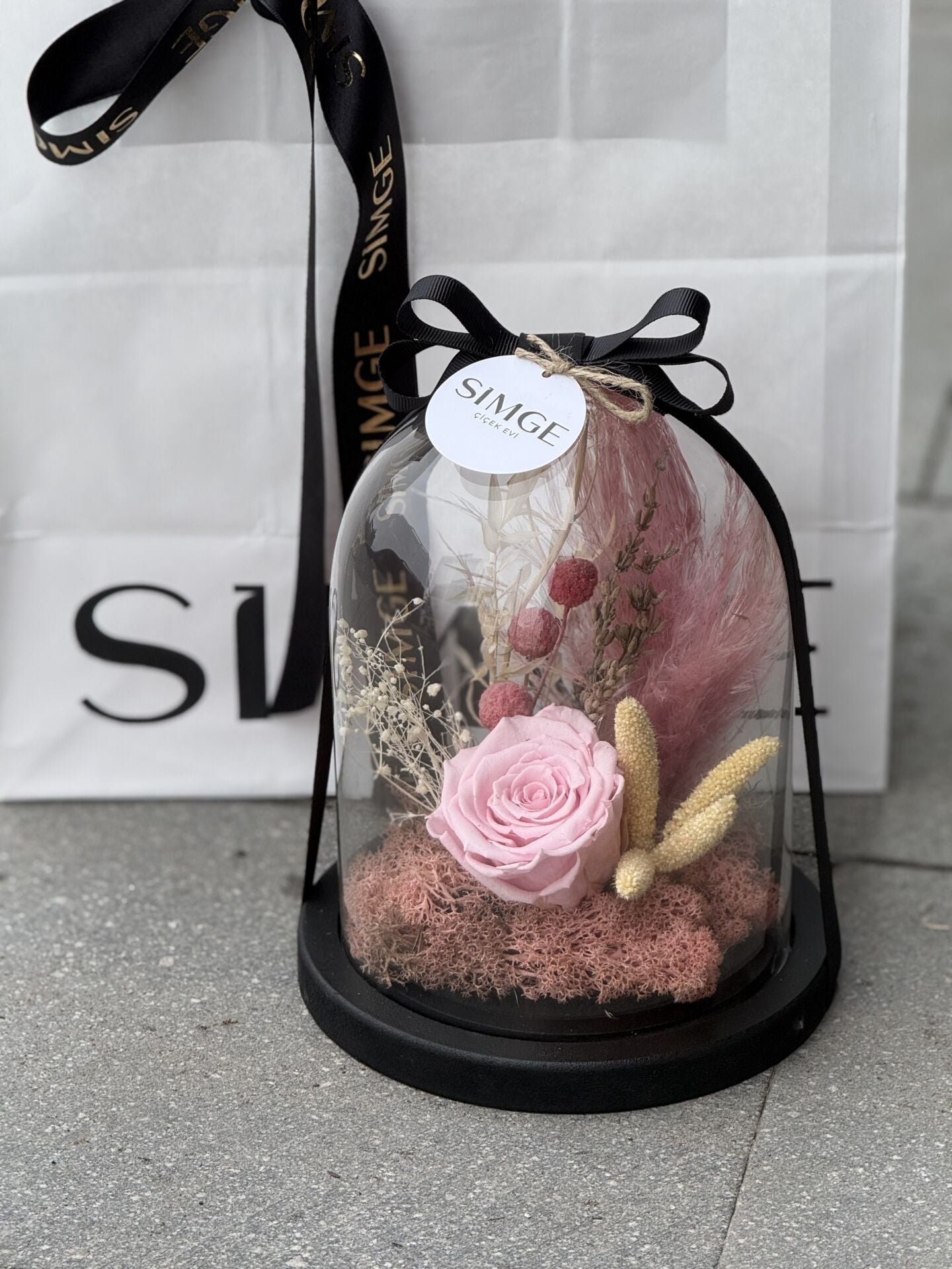 Cam Fanusta Tekli Pembe Solmayan Gül Aranjmanı