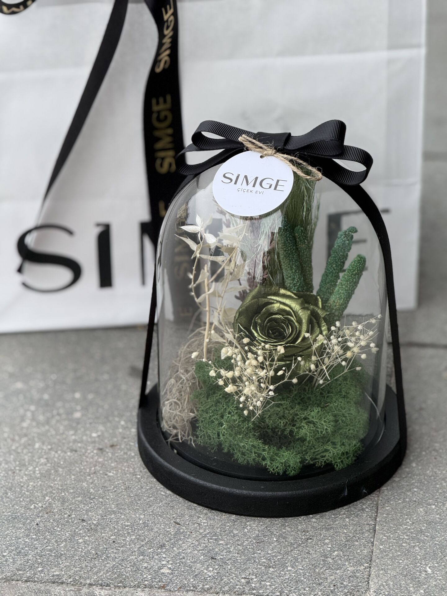 Cam Fanusta Tekli Yeşil Solmayan Gül Aranjmanı