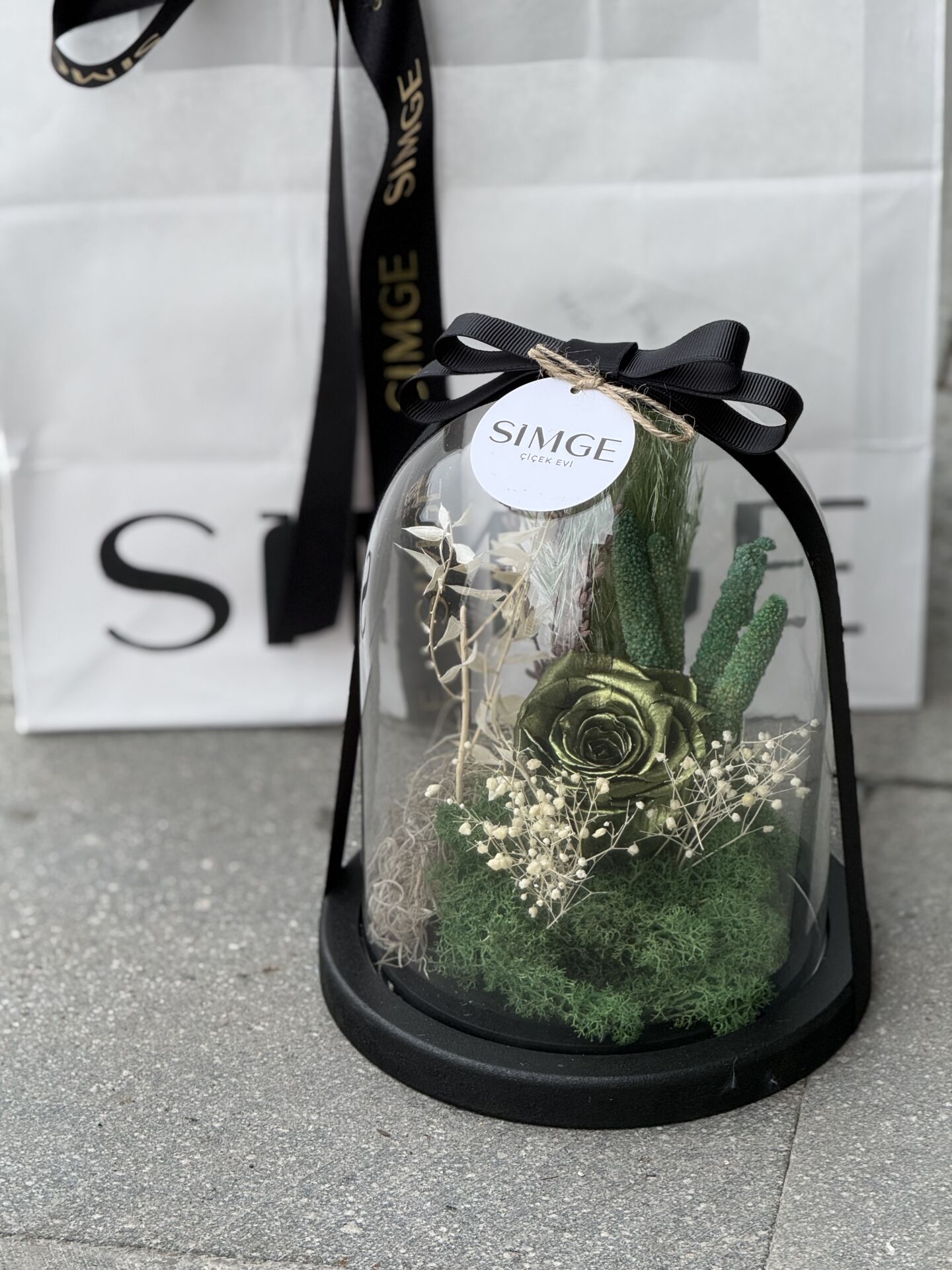 Cam Fanusta Tekli Yeşil Solmayan Gül Aranjmanı