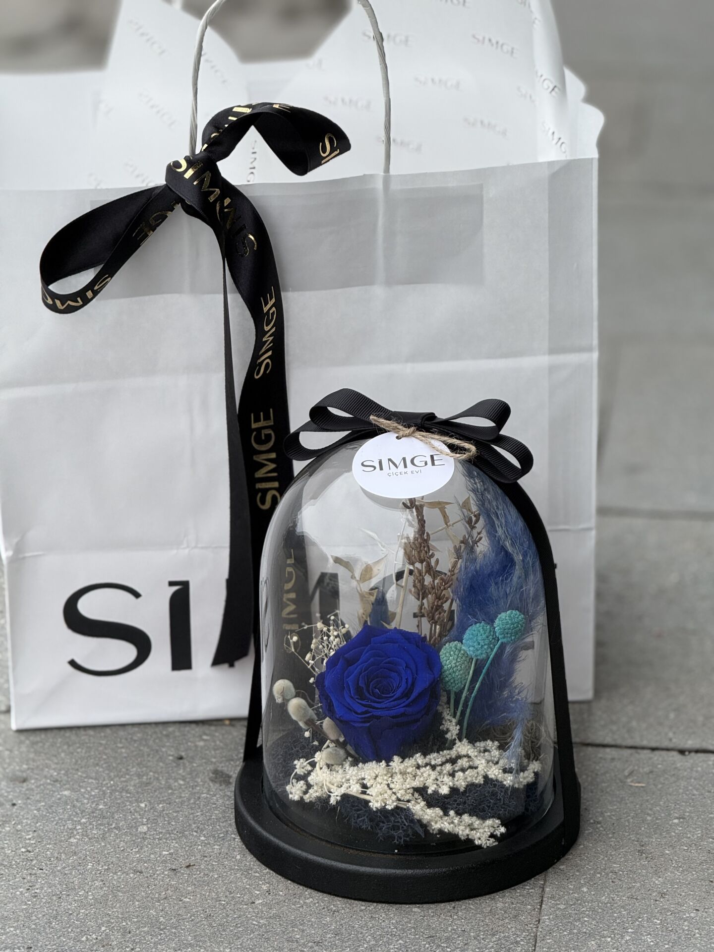 Cam Fanusta Tekli Lacivert Solmayan Gül Aranjmanı