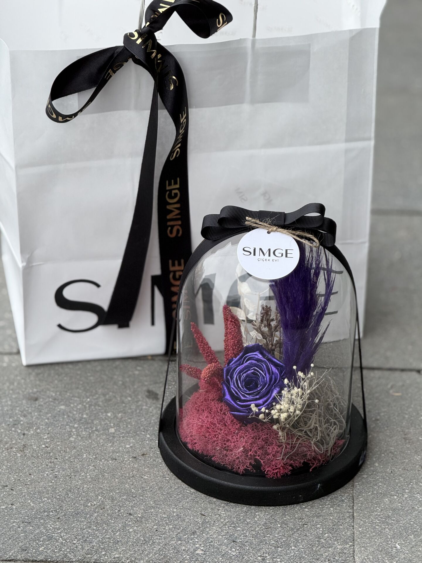 Cam Fanusta Tekli Mor Solmayan Gül Aranjmanı