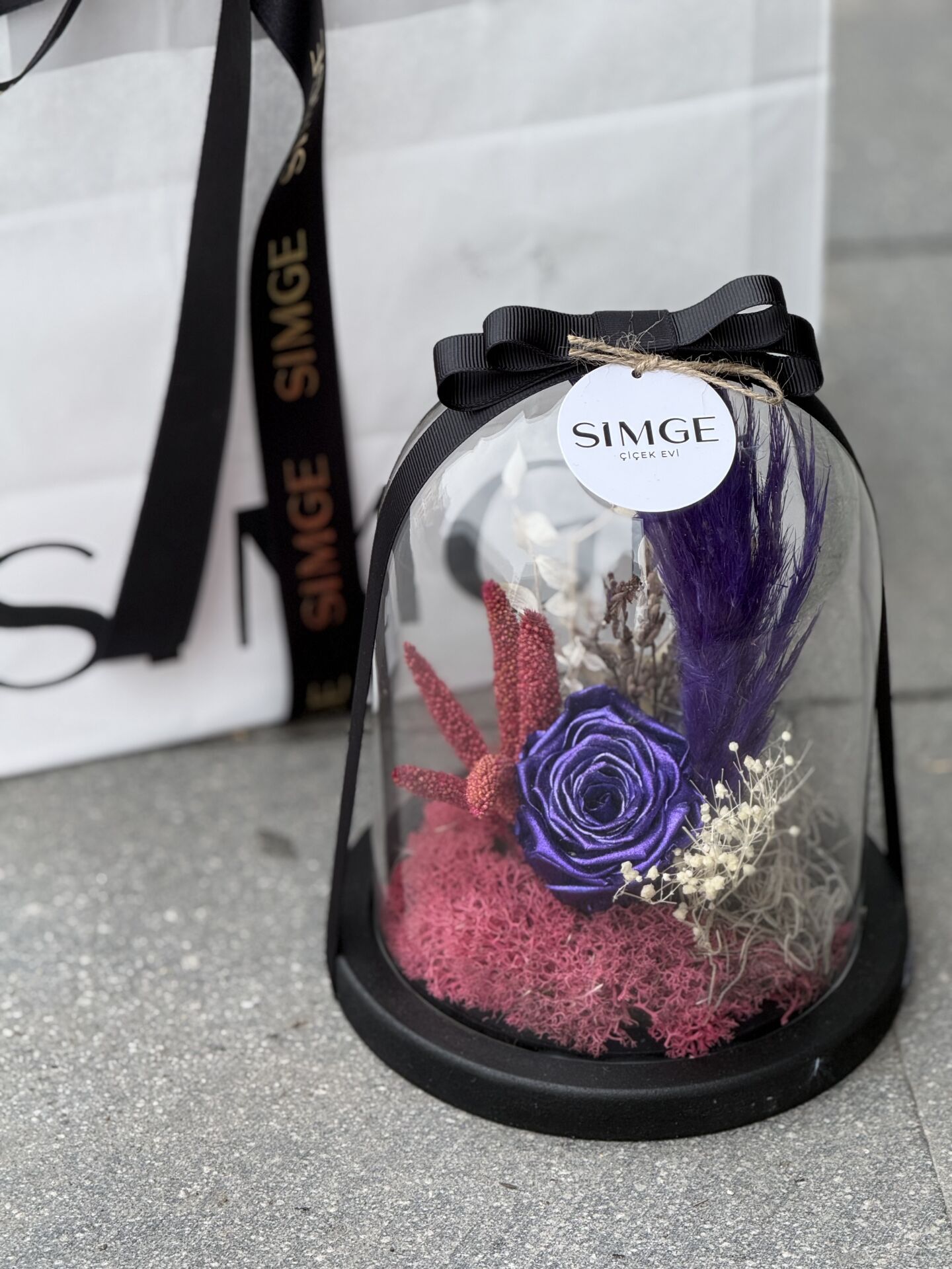 Cam Fanusta Tekli Mor Solmayan Gül Aranjmanı
