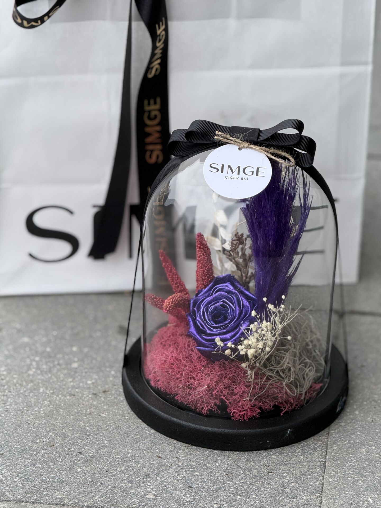 Cam Fanusta Tekli Mor Solmayan Gül Aranjmanı