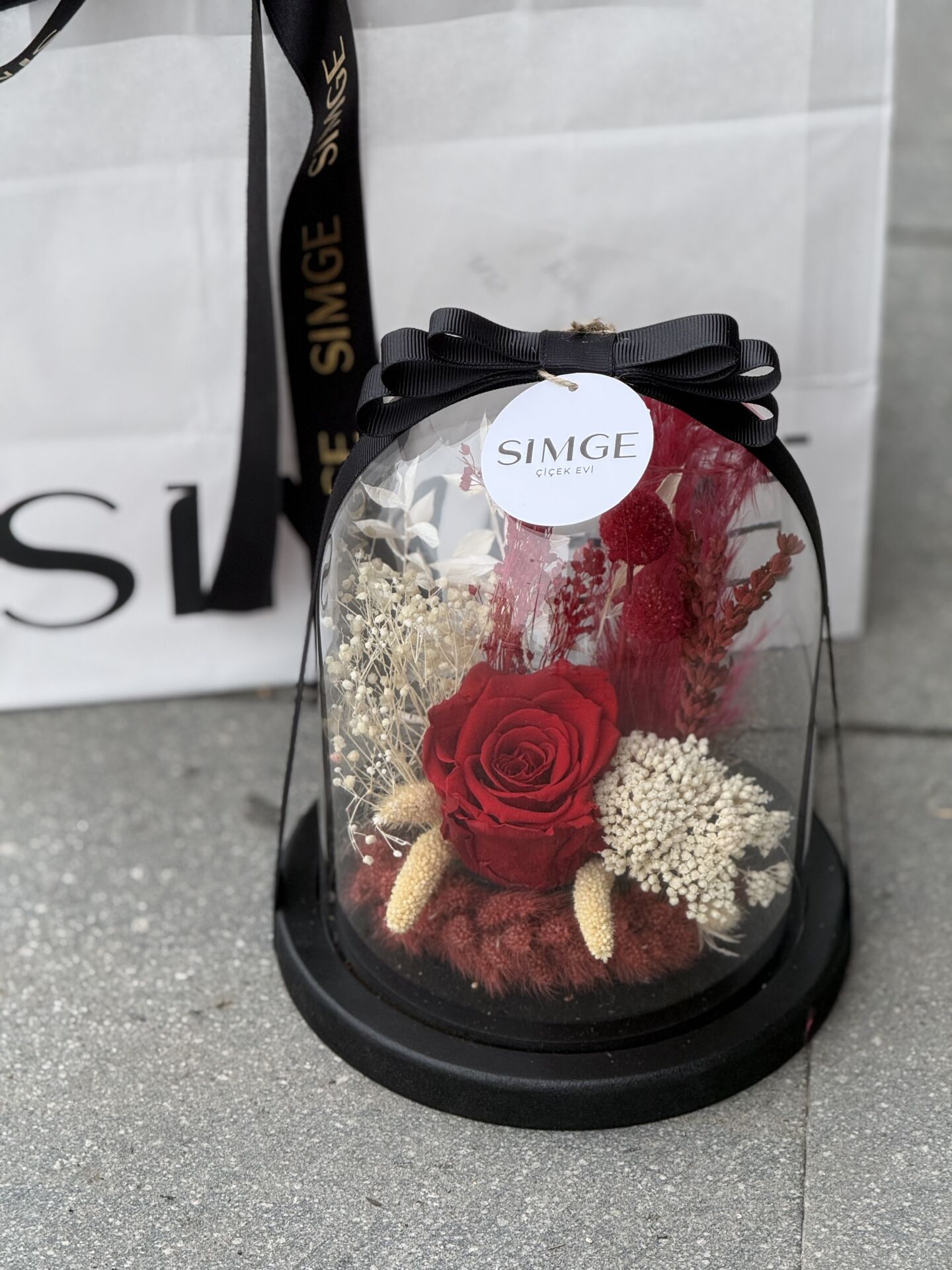 Cam Fanusta Tekli Kırmızı Solmayan Gül Aranjmanı